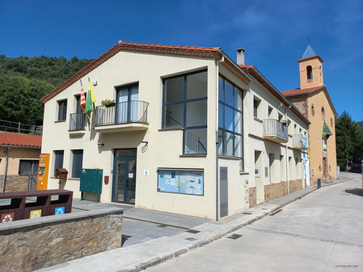 Façana principal de la casa consistorial de Vallfogona de Ripollès | Autor: Masquer11 | Licencja: CC BY-SA 4.0 | Źródło: Wikimedia Commons