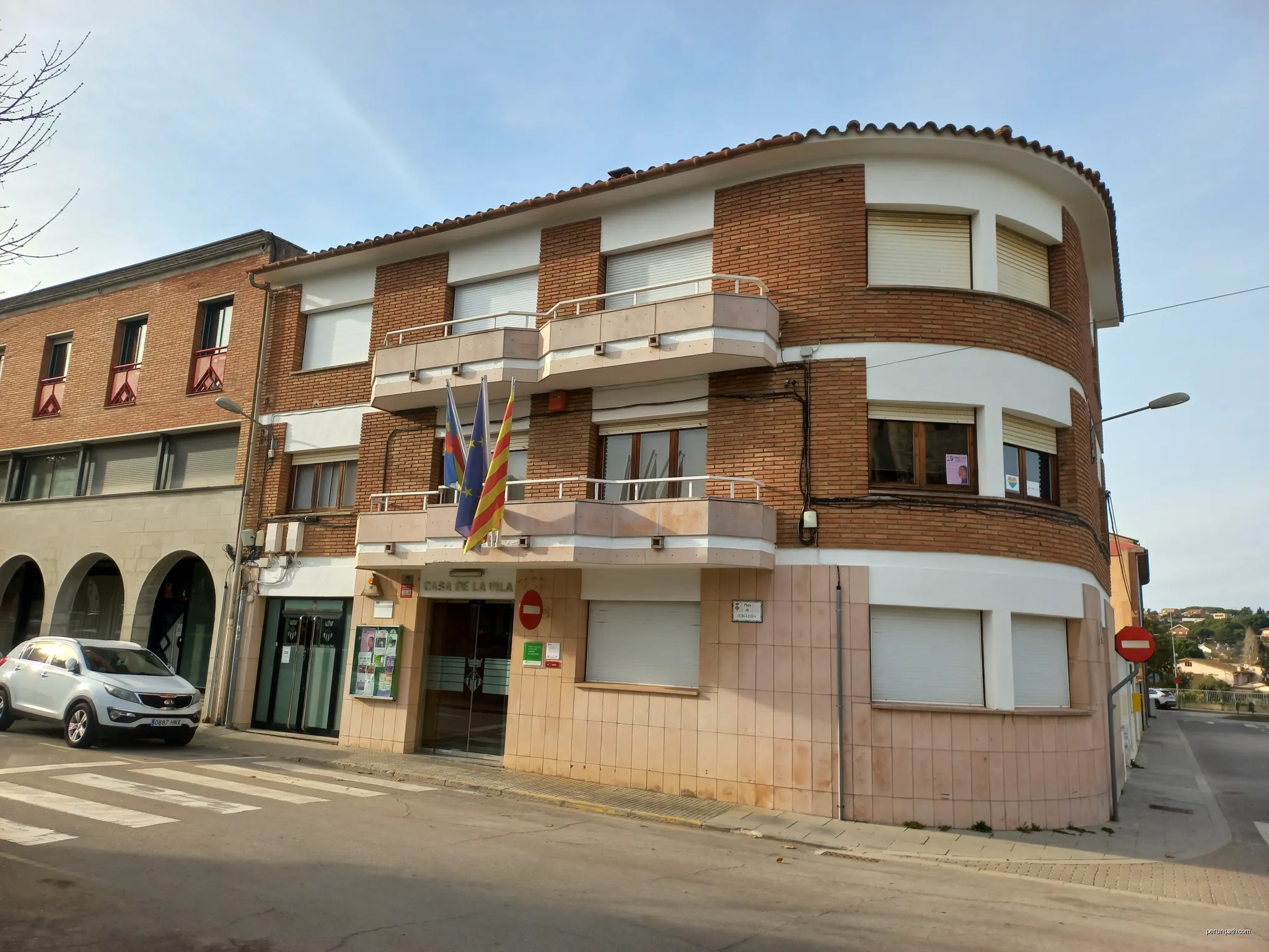 Façana principal de la casa consistorial de Vallromanes | Autor: Masquer11 | Licencja: CC BY-SA 4.0 | Źródło: Wikimedia Commons