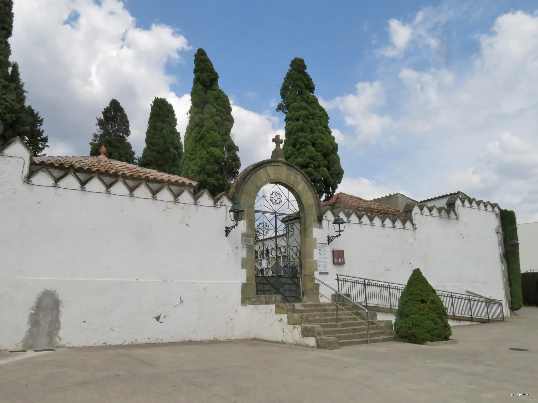 Cementiri Municipal (Torelló) | Autor: Enric | Licencja: CC BY-SA 4.0 | Źródło: Wikimedia Commons
