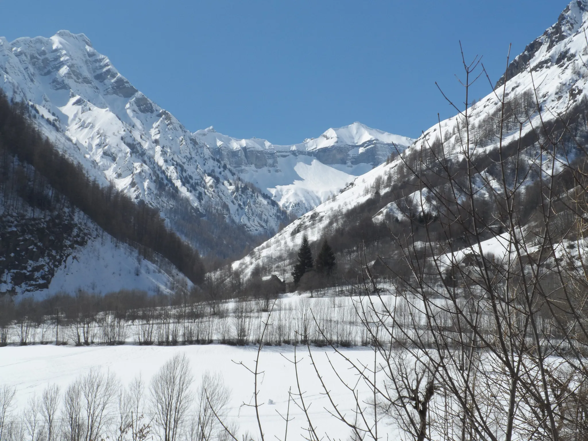 Les Fermonds, la vallée du Tourond et au fond le massif des Écrins | Autor: Perri.G | Licencja: CC BY-SA 4.0 | Źródło: Wikimedia Commons