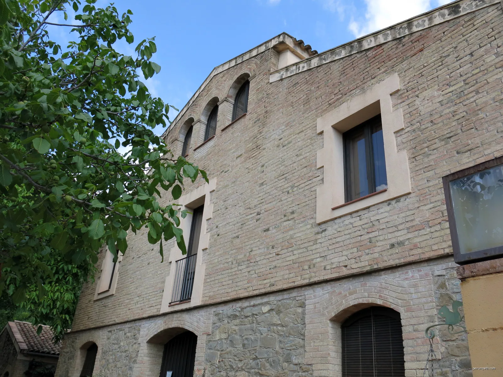 La Casa Nova del Castell (Montesquiu) | Autor: Enfo | Licencja: CC BY-SA 3.0 | Źródło: Wikimedia Commons