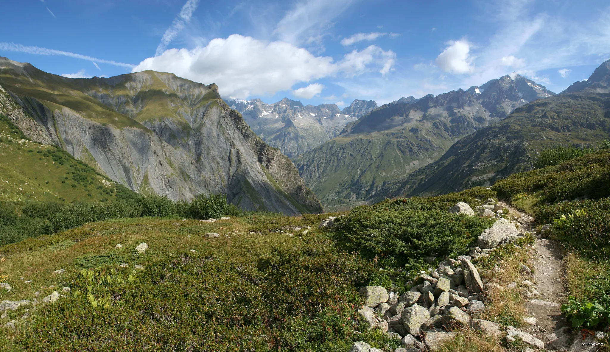 View of Haute Severaisse valley and surrounding summits from the slopes of Les Vernets. Valgaudemar, France, Southern Alps. Downsampling of a larger picture. | Autor: Berrucomons | Licencja: CC BY-SA 3.0 | Źródło: Wikimedia Commons