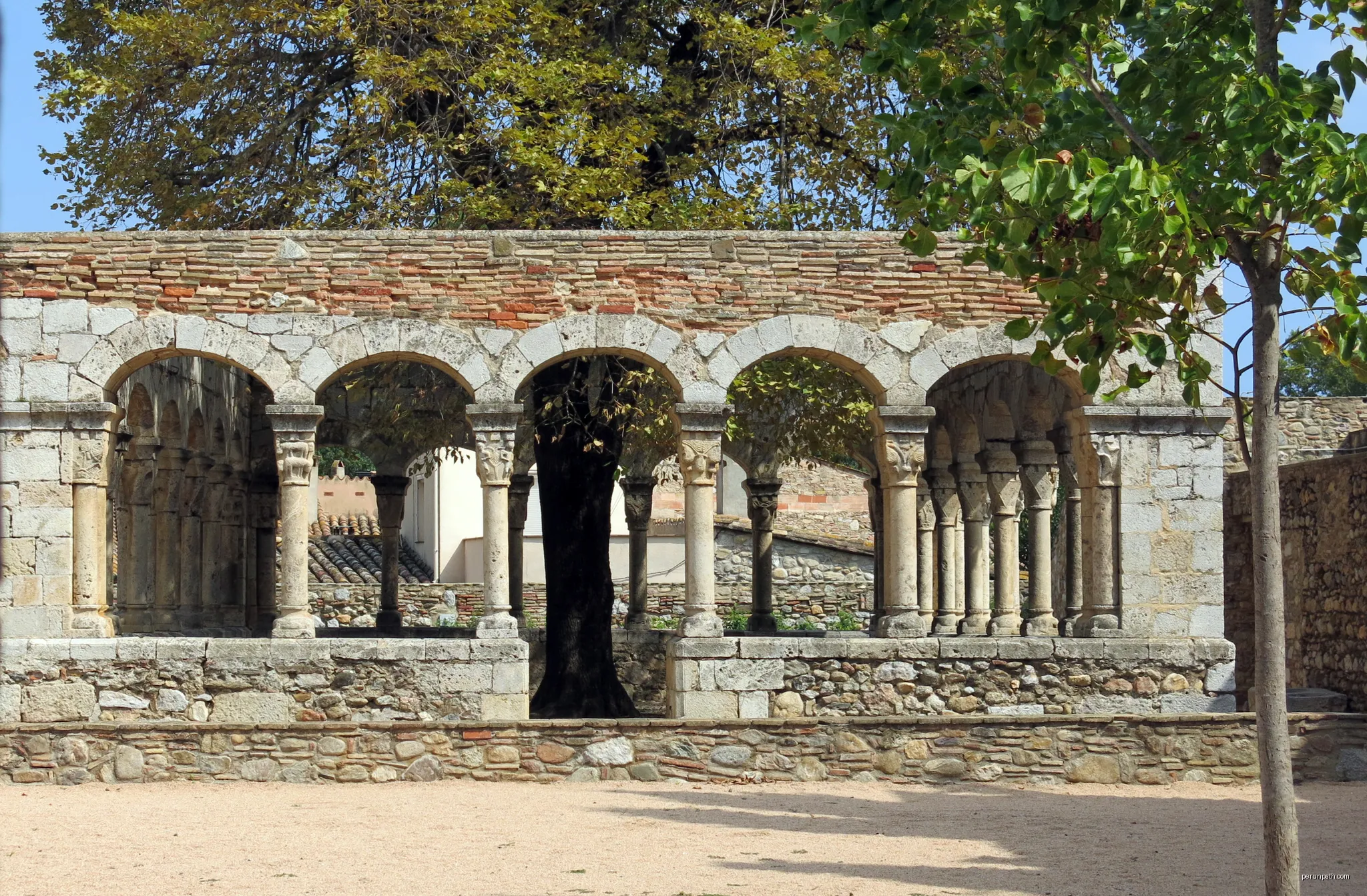 Claustre de Sant Domènec (Peralada) | Autor: Enfo | Licencja: CC BY-SA 4.0 | Źródło: Wikimedia Commons
