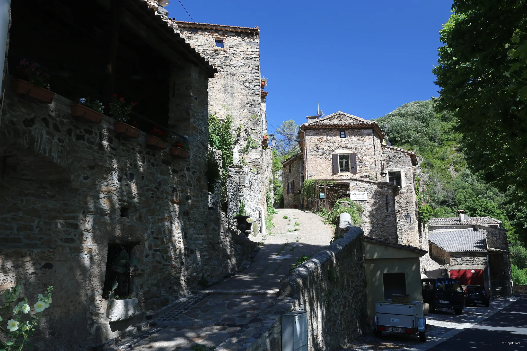 Pézènes-les-Mines : vallée de la Peyne et village de Fos
