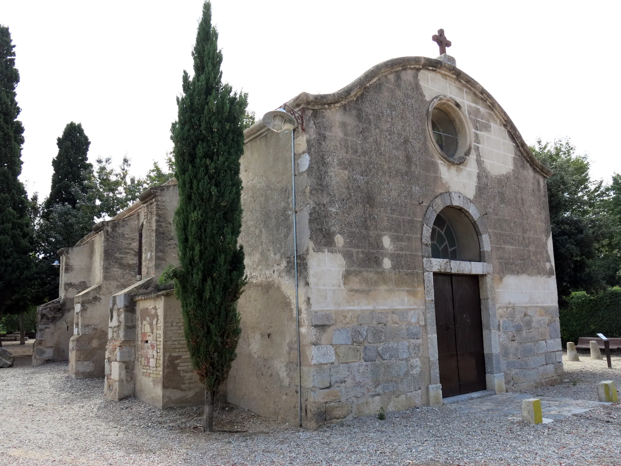 Capella de Sant Sebastià (Peralada) | Autor: Enfo | Licencja: CC BY-SA 4.0 | Źródło: Wikimedia Commons