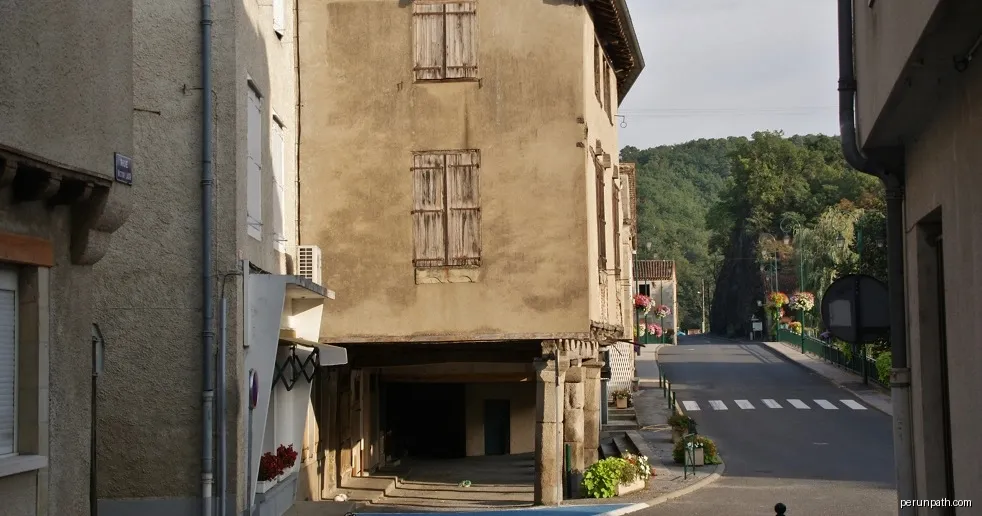le Village | Autor: Bastien marie-françoise | Licencja: CC BY-SA 4.0 | Źródło: Wikimedia Commons