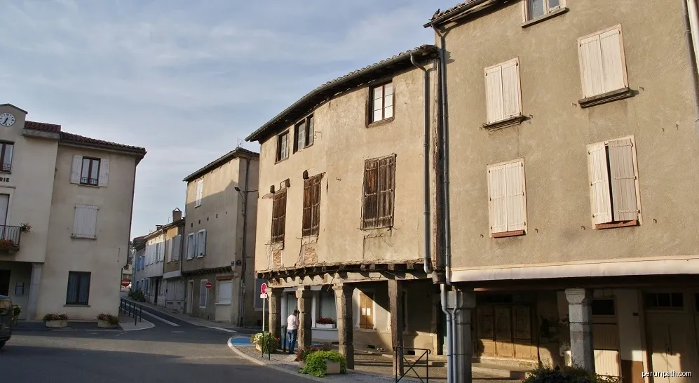 le Village | Autor: Bastien marie-françoise | Licencja: CC BY-SA 4.0 | Źródło: Wikimedia Commons