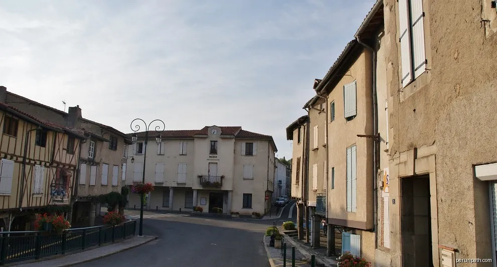 Place de la Mairie. | Autor: Bastien marie-françoise | Licencja: CC BY-SA 4.0 | Źródło: Wikimedia Commons