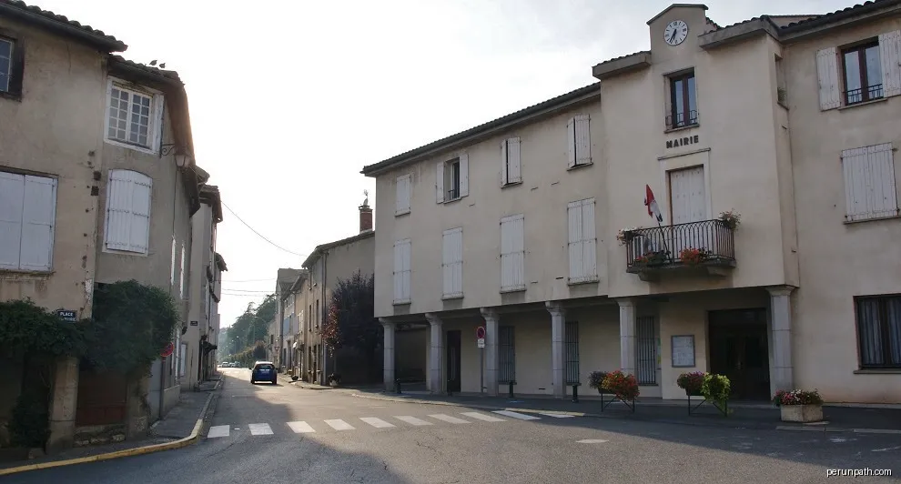 le Village | Autor: Bastien marie-françoise | Licencja: CC BY-SA 4.0 | Źródło: Wikimedia Commons
