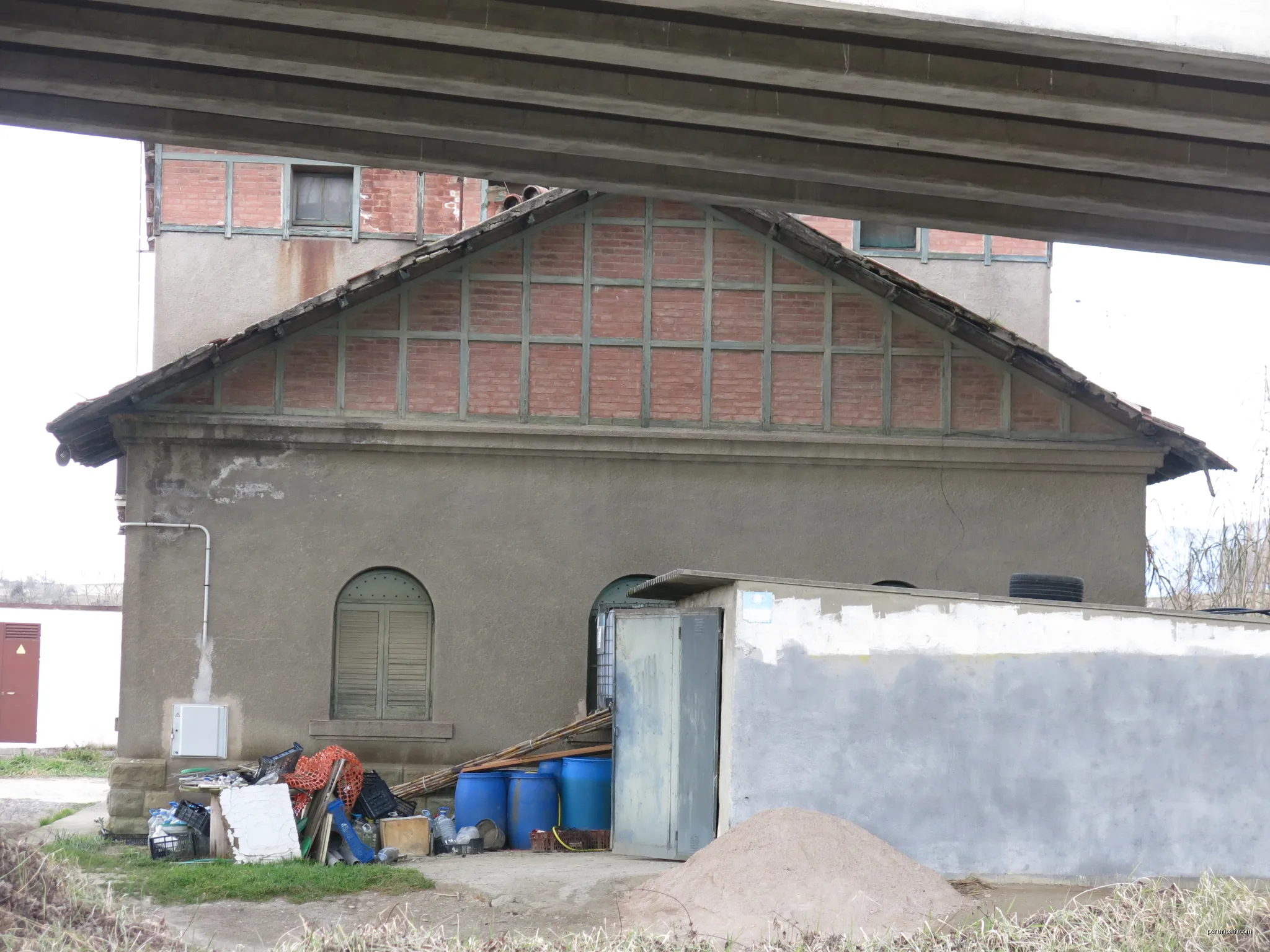 Edifici de l'estació transformadora del ferrocarril (Manlleu) | Autor: Enric | Licencja: CC BY-SA 4.0 | Źródło: Wikimedia Commons