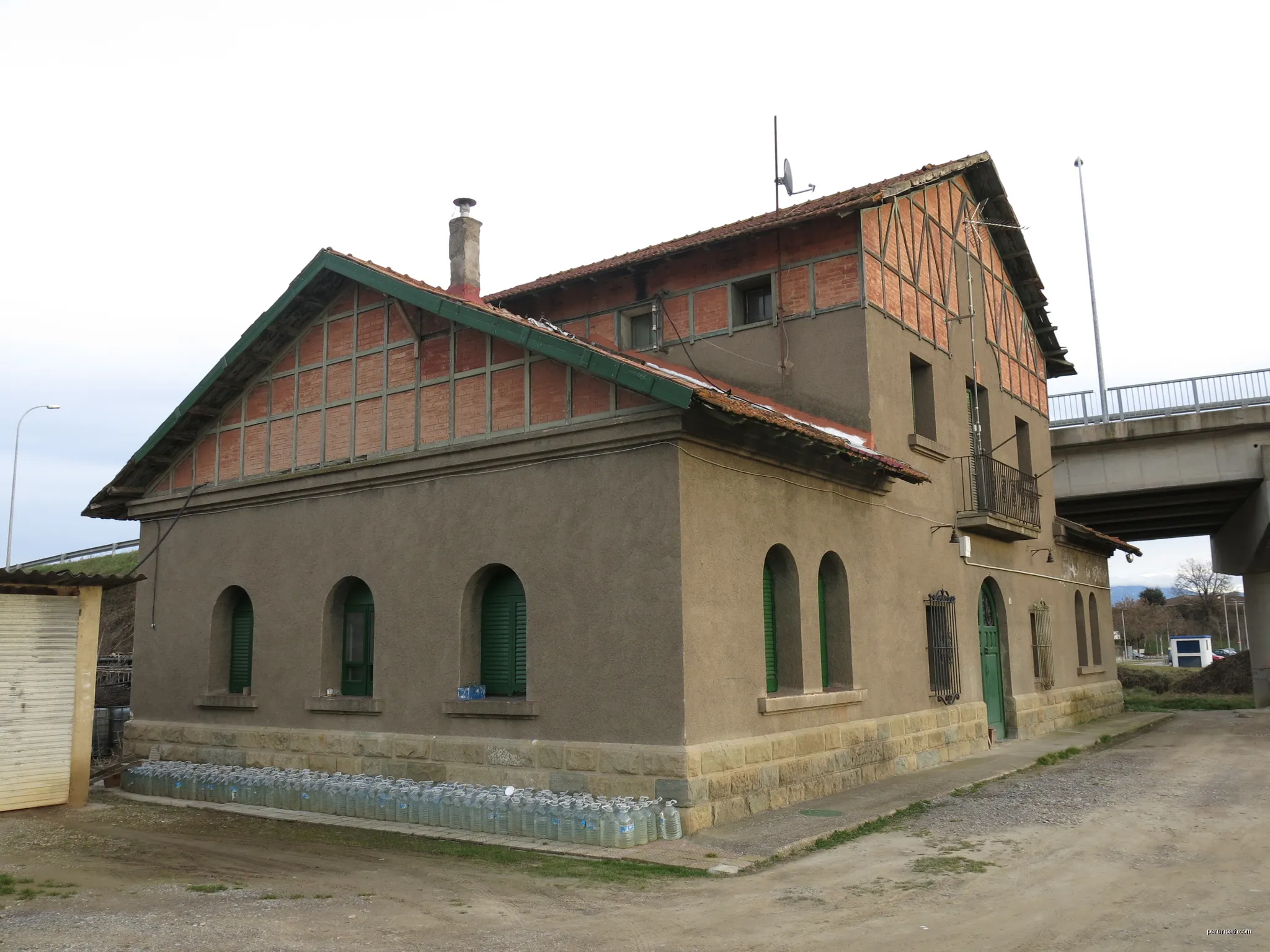 Edifici de l'estació transformadora del ferrocarril (Manlleu) | Autor: Enric | Licencja: CC BY-SA 4.0 | Źródło: Wikimedia Commons