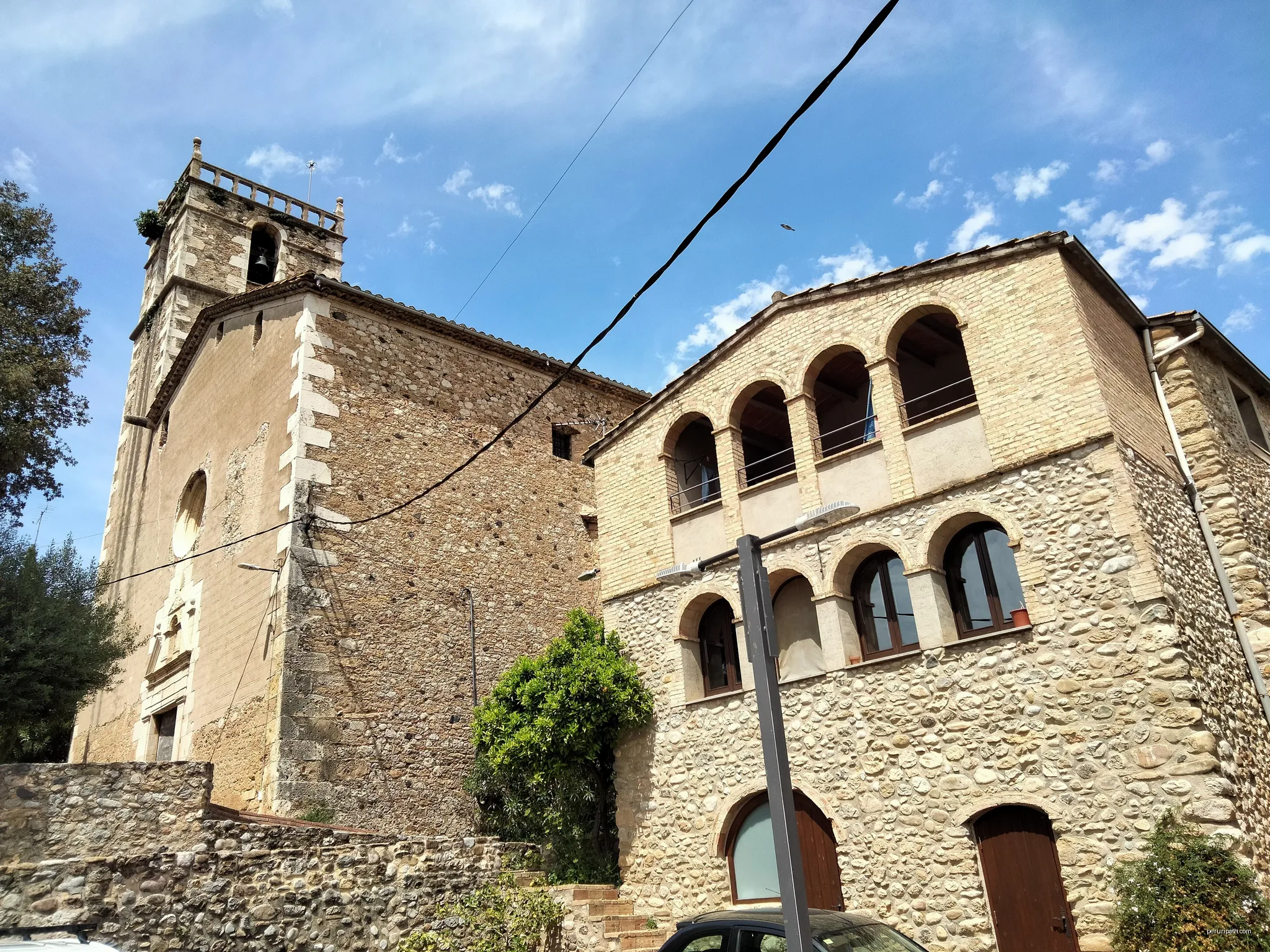 Orfes (Vilademuls), al fons l'església de Santa Maria | Autor: Enric | Licencja: CC BY-SA 4.0 | Źródło: Wikimedia Commons