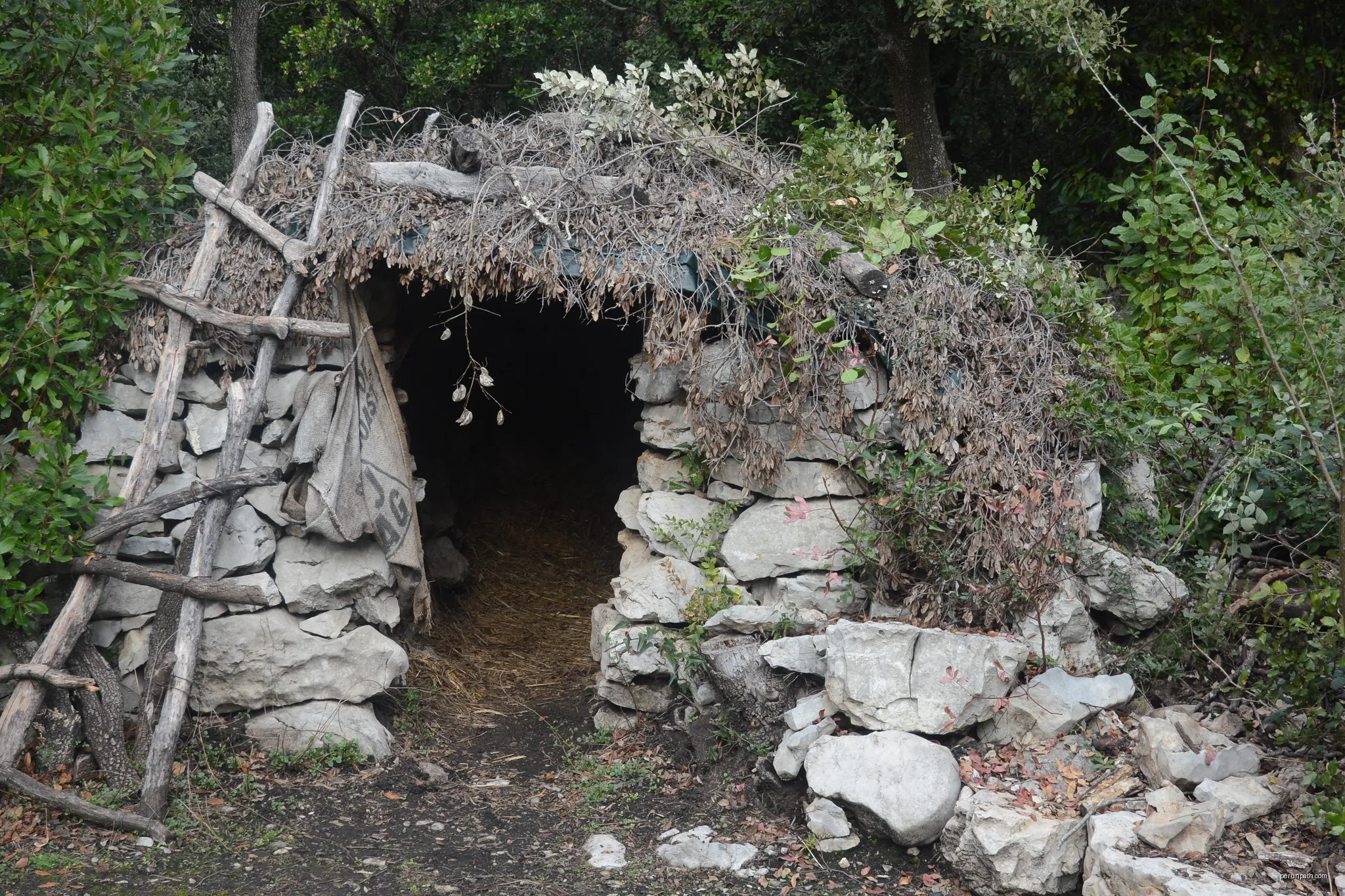 Abri de charbonnier sur le Sentier des charbonnières à Sainte-Croix de Quintillargues | Autor: Martial Acquarone | Licencja: CC BY-SA 4.0 | Źródło: Wikimedia Commons