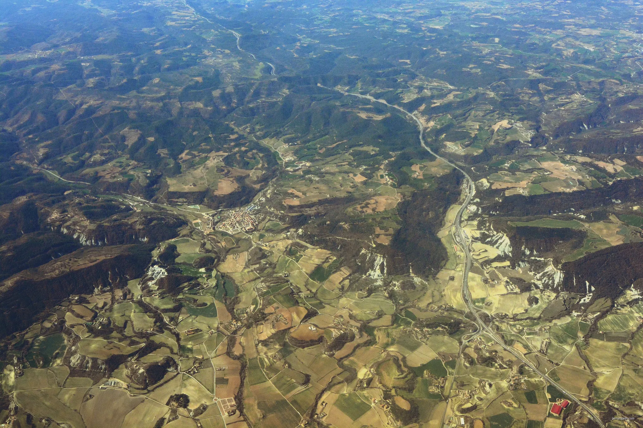Aerial view, Barcelona Province, centered near Santa Eulàlia de Riuprimer. | Autor: Joe Mabel | Licencja: CC BY-SA 4.0 | Źródło: Wikimedia Commons