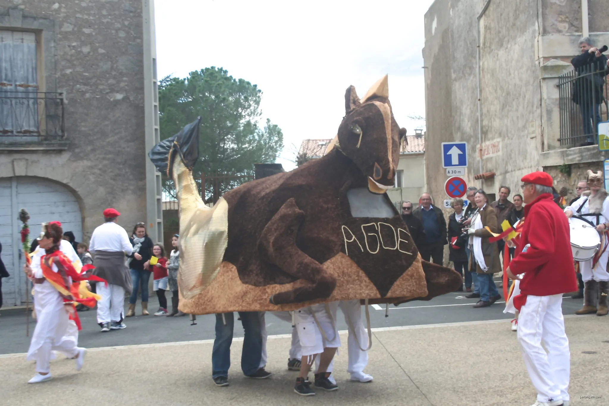 Agde (Hérault) - le Cheval marin (animal totémique d'Agde) de sortie à Castelnau-de-Guers | Autor: Fagairolles 34 | Licencja: CC BY-SA 4.0 | Źródło: Wikimedia Commons