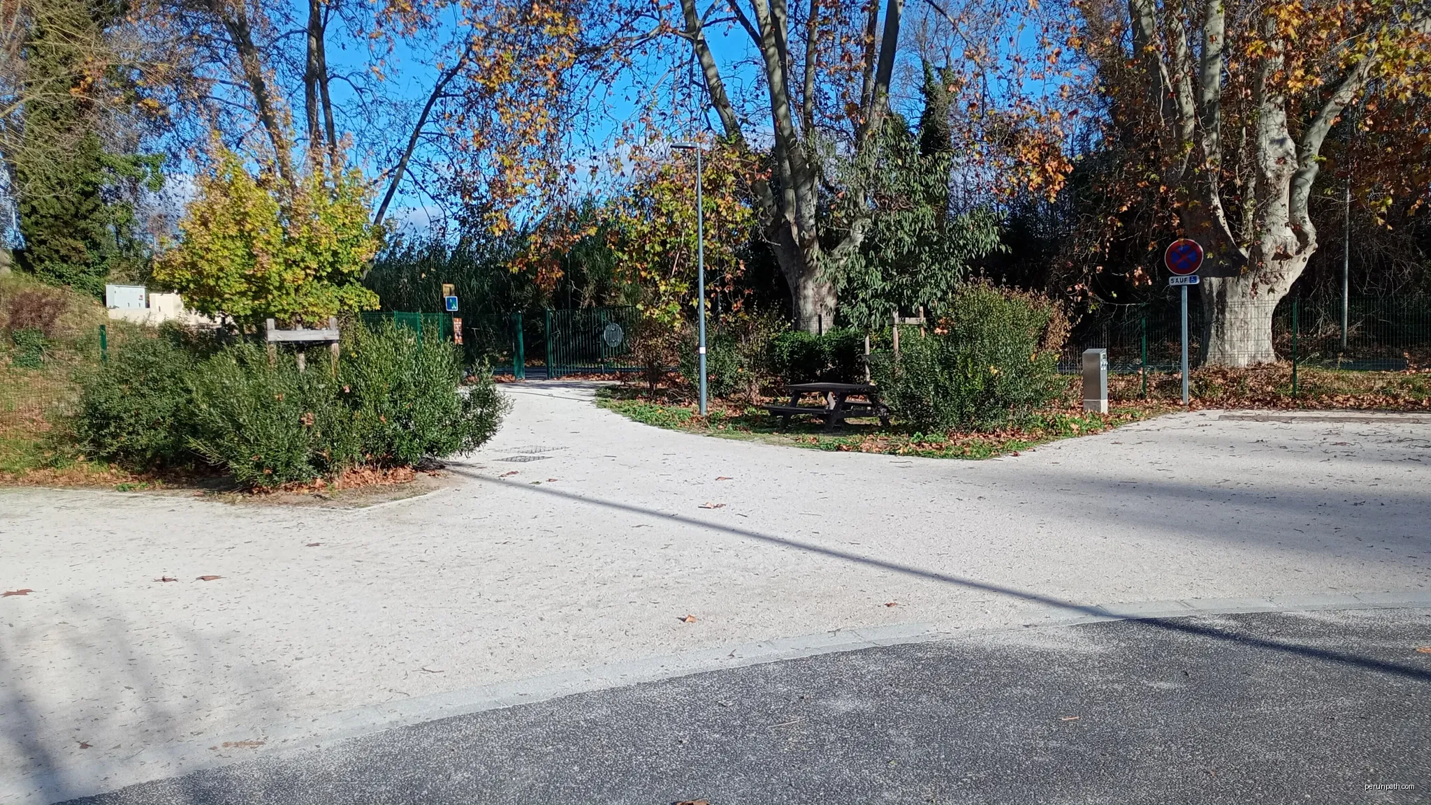 Aire de Sauclières - Béziers pitches | Autor: Elgaard | Licencja: CC BY-SA 4.0 | Źródło: Wikimedia Commons