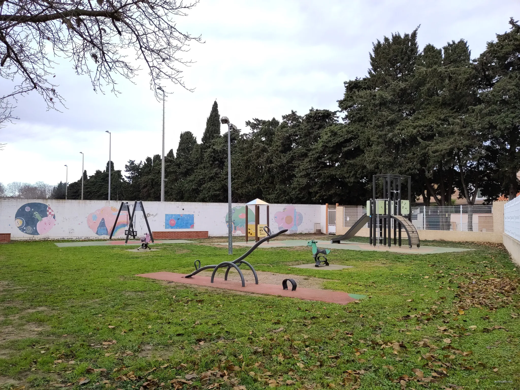 Aire de jeu du stade à Claira | Autor: LySioS-wkp | Licencja: CC BY-SA 4.0 | Źródło: Wikimedia Commons