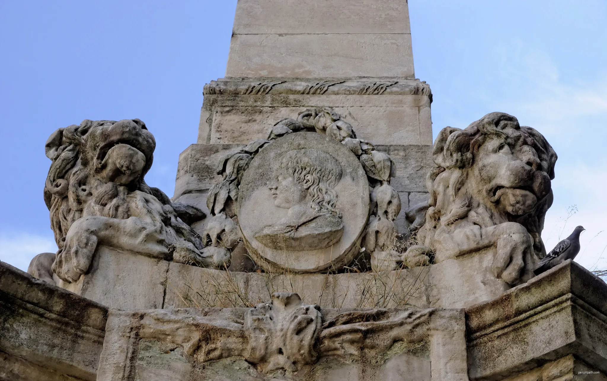 Décoration de lions entourant un personnage de la fontaine des Prêcheurs à Aix en Provence (Bouches du Rhône, France). | Autor: François de Dijon | Licencja: CC BY-SA 3.0 | Źródło: Wikimedia Commons