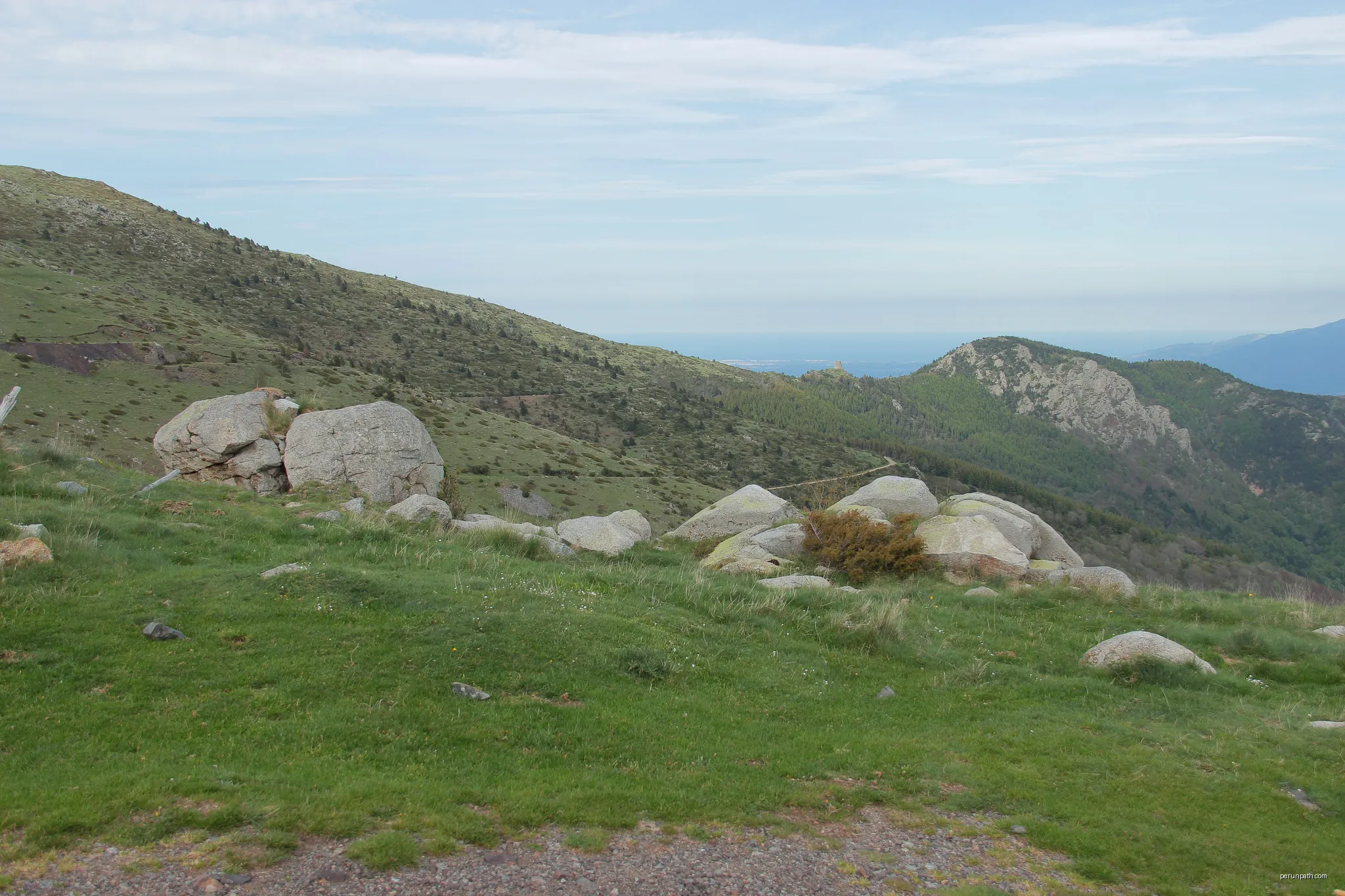 Granite boulders at Batère mine (Pyrénées orientales, France). | Autor: Géodigital | Licencja: CC BY-SA 4.0 | Źródło: Wikimedia Commons