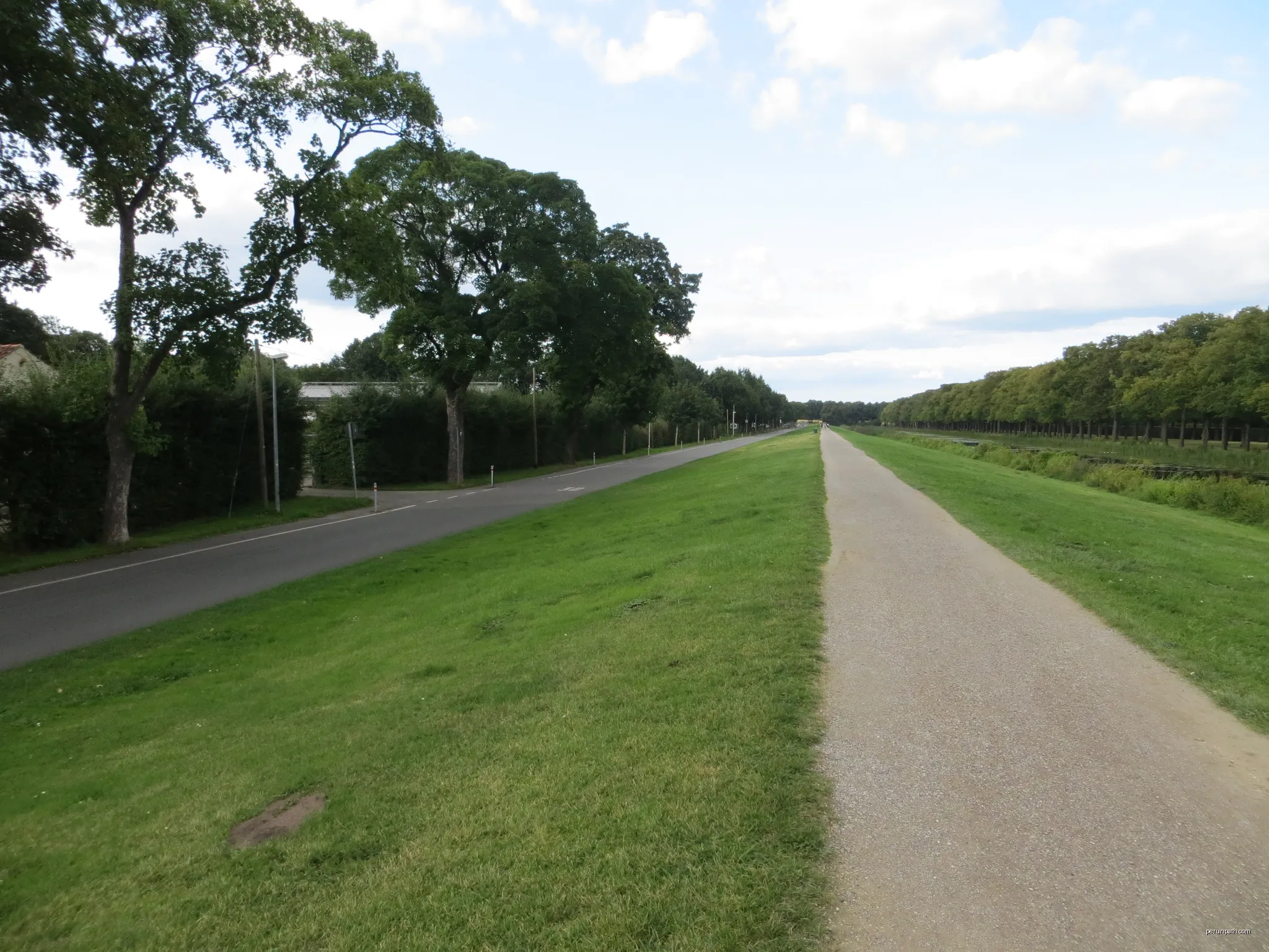 Am Großen Garten in Hannover 2021 mit Fußweg | Autor: Onkel Tomm | Licencja: CC BY-SA 4.0 | Źródło: Wikimedia Commons