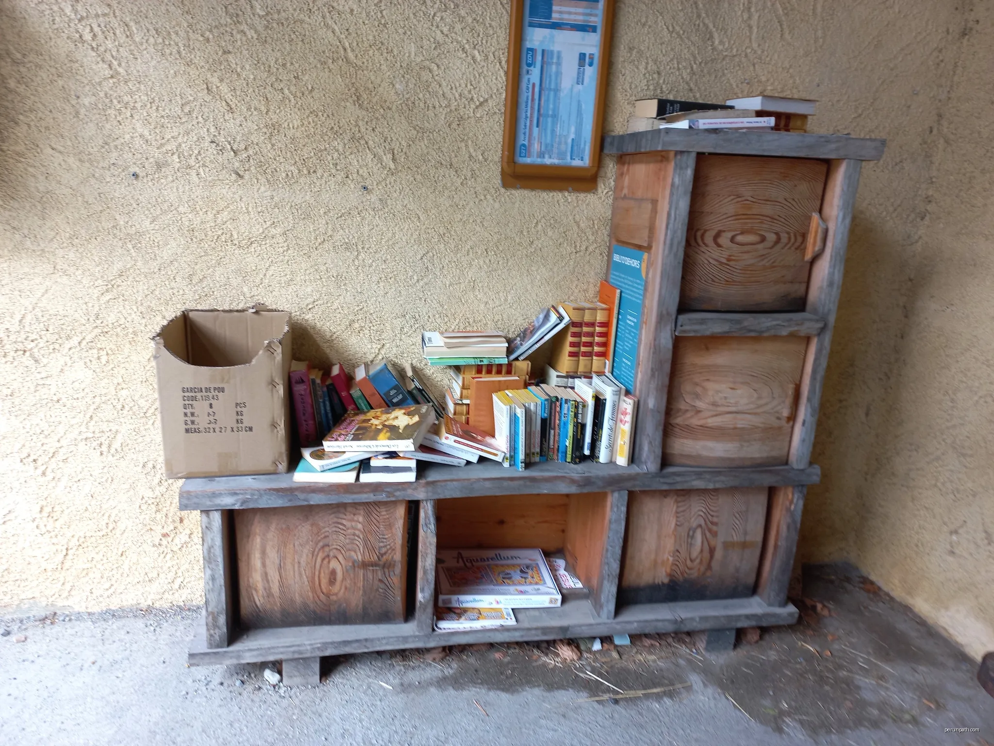 Boîte à livres dans l'abri-bus du Château d'Ancelle. | Autor: Florence V. | Licencja: CC BY-SA 4.0 | Źródło: Wikimedia Commons