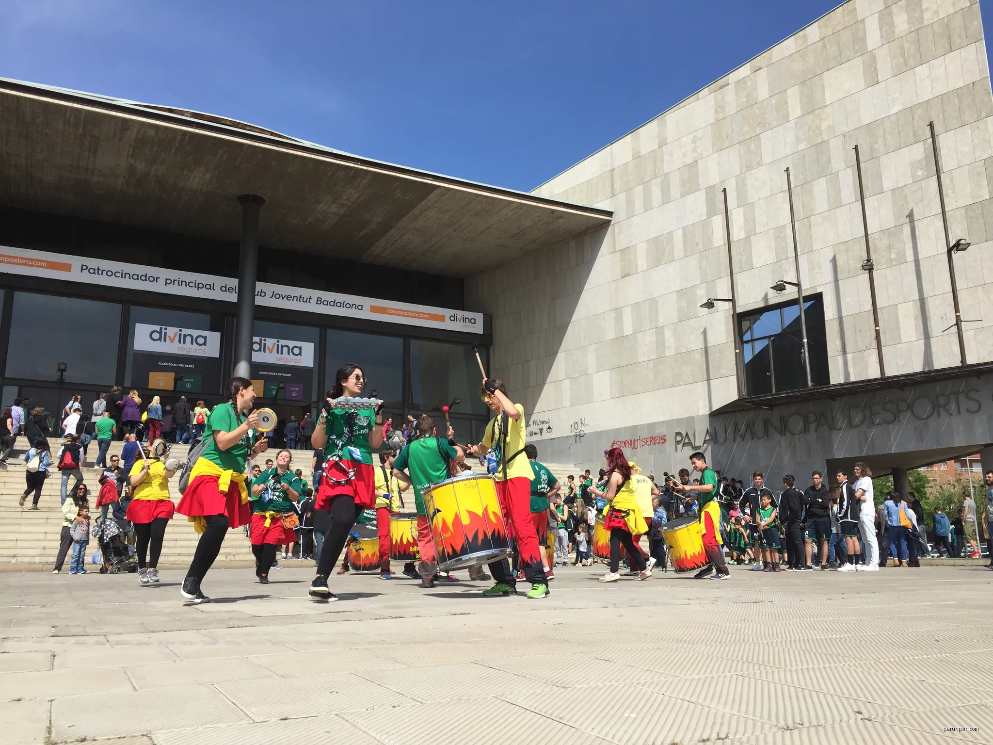Animació musical abans d'un partit de lliga del Joventut de Badalona a l'Olímpic | Autor: Joan GarciaBadalona | Licencja: CC BY-SA 4.0 | Źródło: Wikimedia Commons