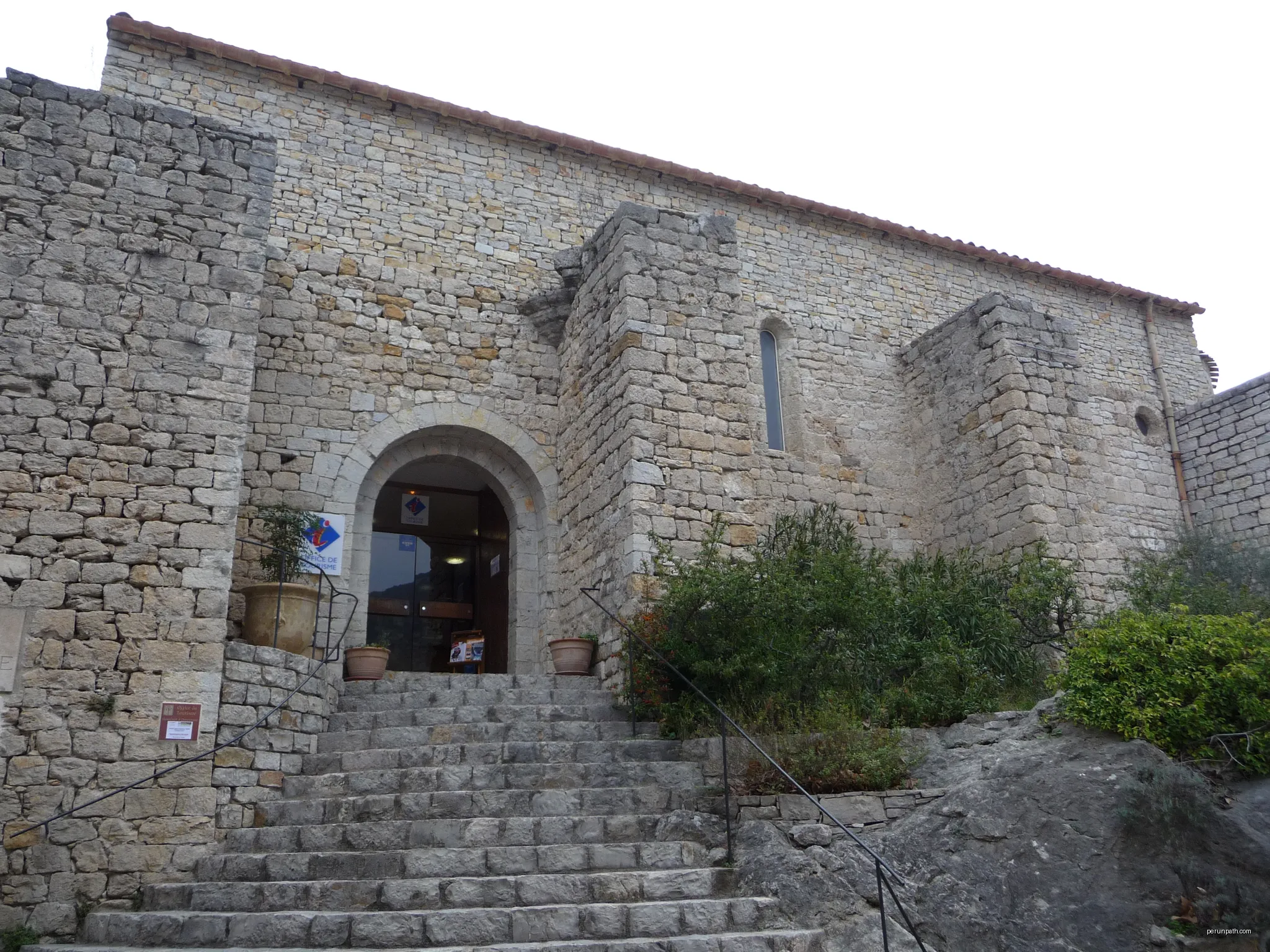 Part lateral i porta de l'antiga església de Sant Llorenç (Sant Guilhèm dau Desèrt) | Autor: Albertvillanovadelmoral | Licencja: CC BY-SA 3.0 | Źródło: Wikimedia Commons