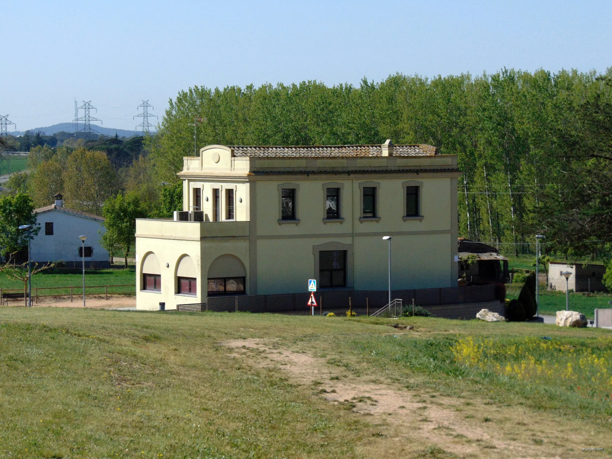 Antiga Escola de Vallcanera (Sils) | Autor: Josep Maria Viñolas Esteva | Licencja: CC BY-SA 4.0 | Źródło: Wikimedia Commons