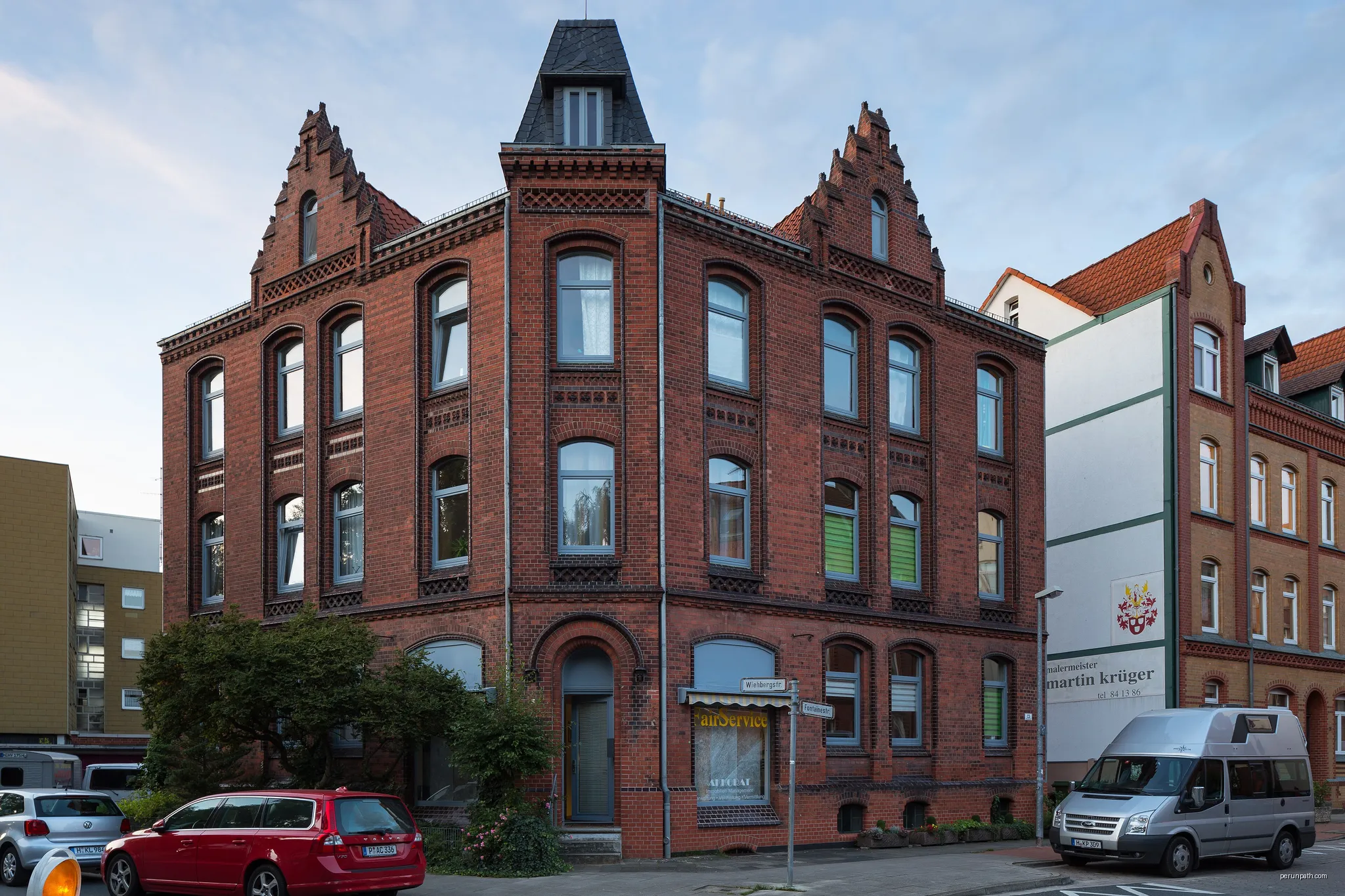 Apartment house located at Fontainestrasse no. 23 and Wiehbergstrasse in Wuelfel quarter of Hannover, Germany. | Autor: Christian A. Schröder (ChristianSchd) | Licencja: CC BY-SA 4.0 | Źródło: Wikimedia Commons