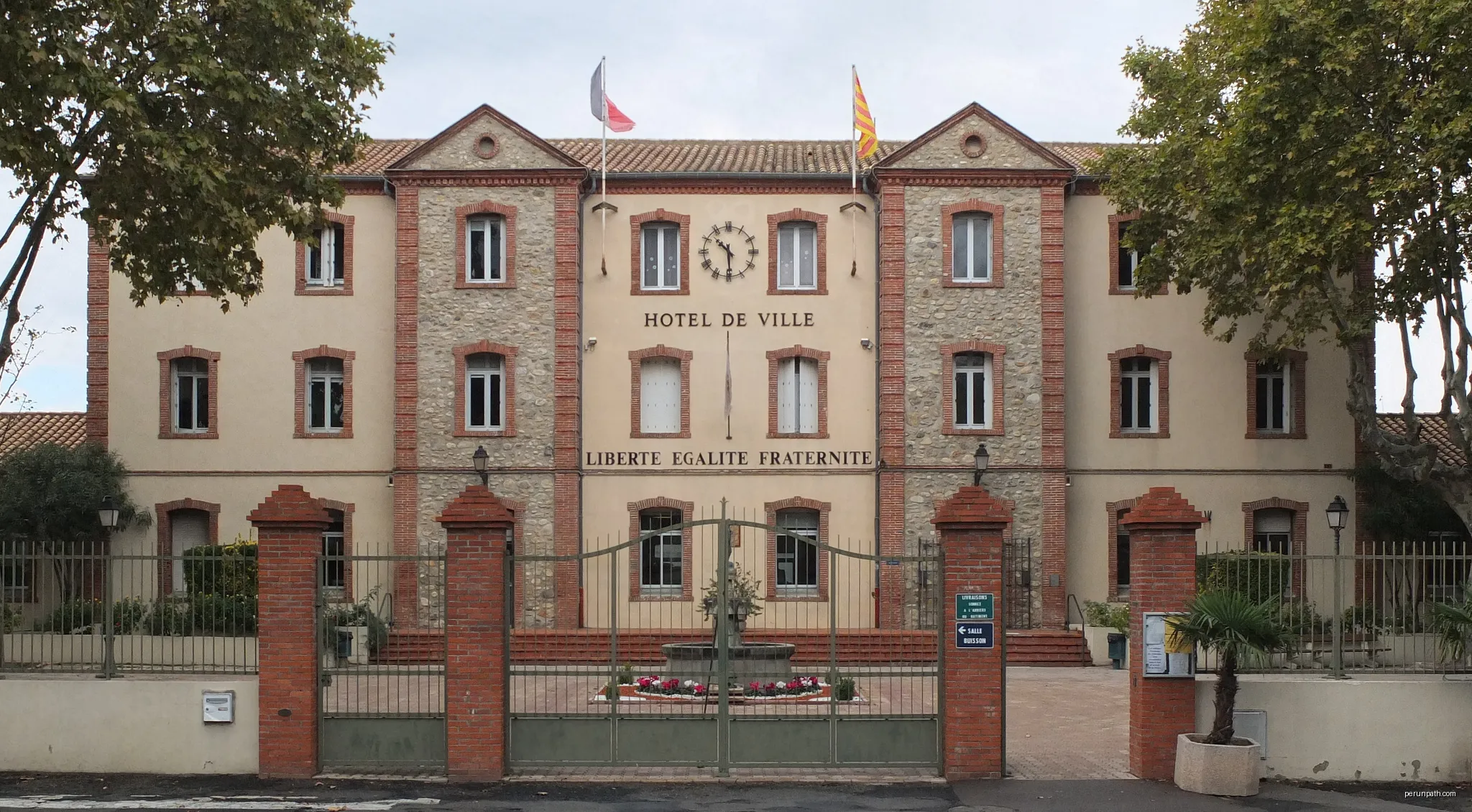 Town hall of Argelès-sur-Mer, France | Autor: Palauenc05 | Licencja: CC BY-SA 4.0 | Źródło: Wikimedia Commons