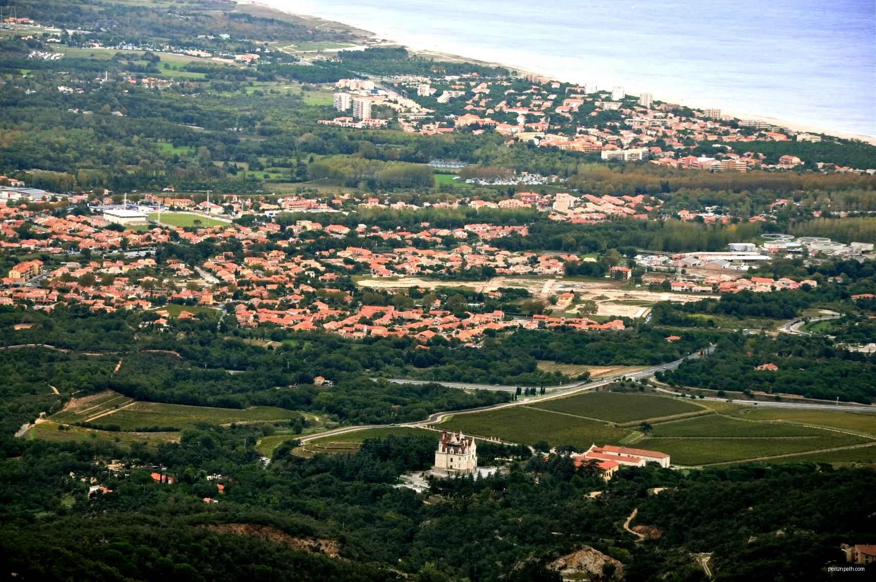Argelès-sur-Mer with Château Valmy in the foreground seen from Tour de Massane | Autor: Palauenc05 | Licencja: CC BY-SA 3.0 | Źródło: Wikimedia Commons