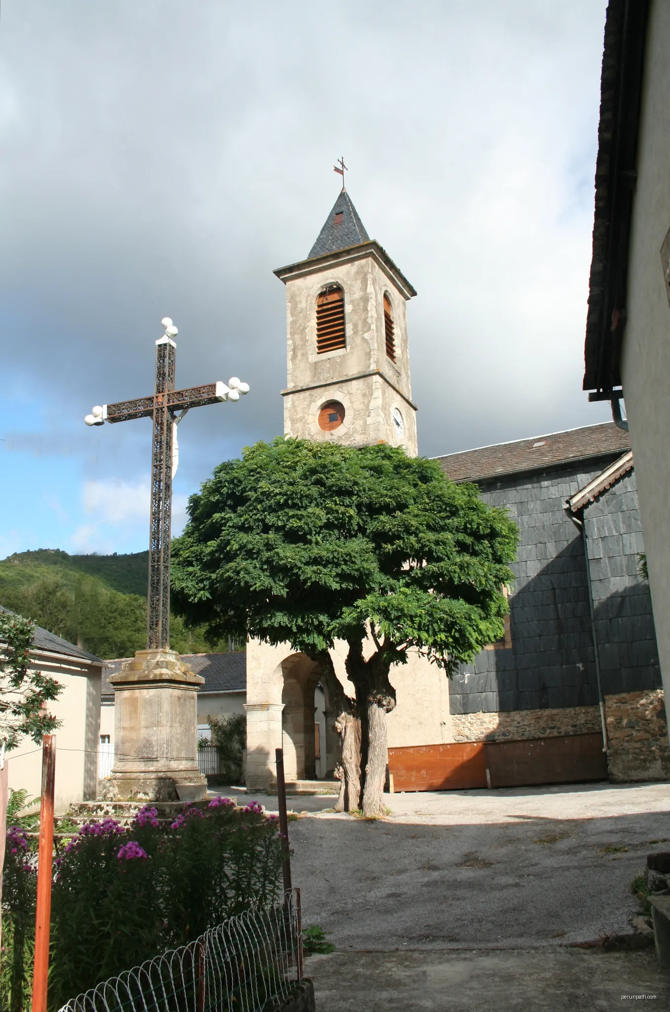 Arnac-sur-Dourdou (Aveyron) - Église Saint-Benoit. | Autor: Fagairolles 34 | Licencja: CC BY-SA 4.0 | Źródło: Wikimedia Commons