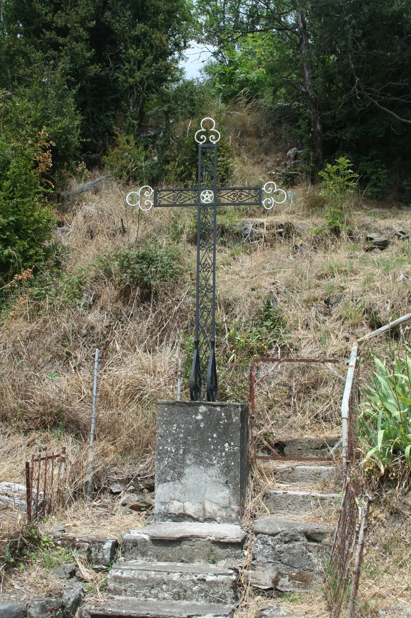 Arnac-sur-Dourdou (Aveyron) - croix. | Autor: Fagairolles 34 | Licencja: CC BY-SA 4.0 | Źródło: Wikimedia Commons