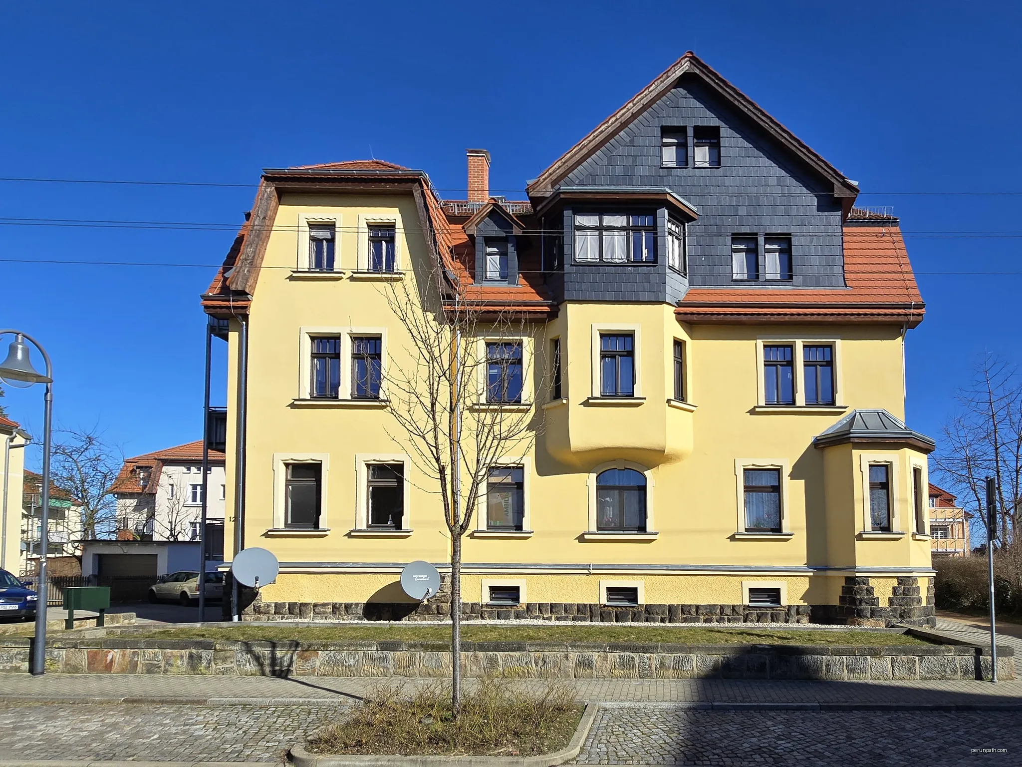 Residential building at 12 Poststraße, Arnsdorf | Autor: Rigorius | Licencja: CC BY-SA 4.0 | Źródło: Wikimedia Commons