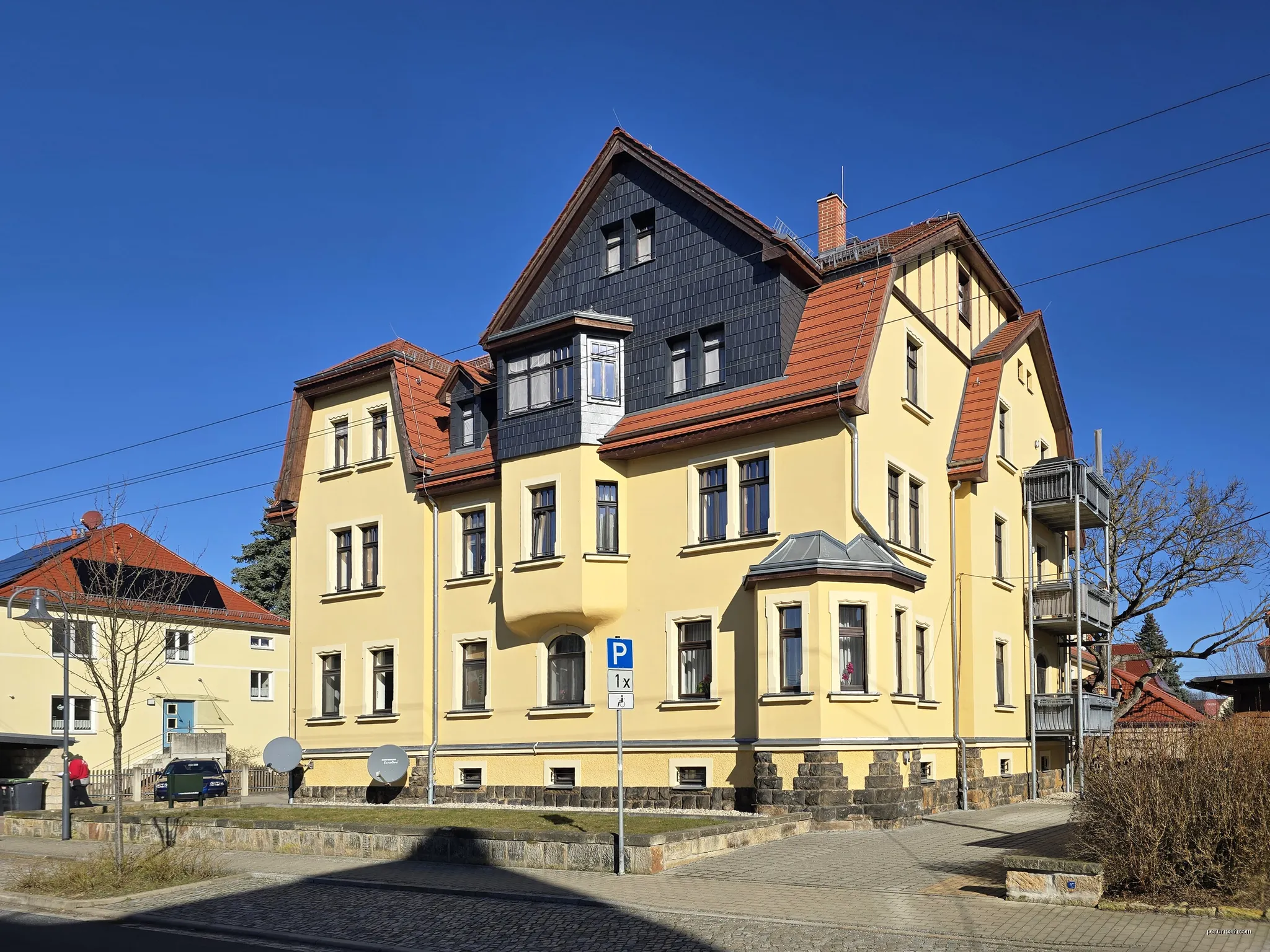 Residential building at 12 Poststraße, Arnsdorf | Autor: Rigorius | Licencja: CC BY-SA 4.0 | Źródło: Wikimedia Commons