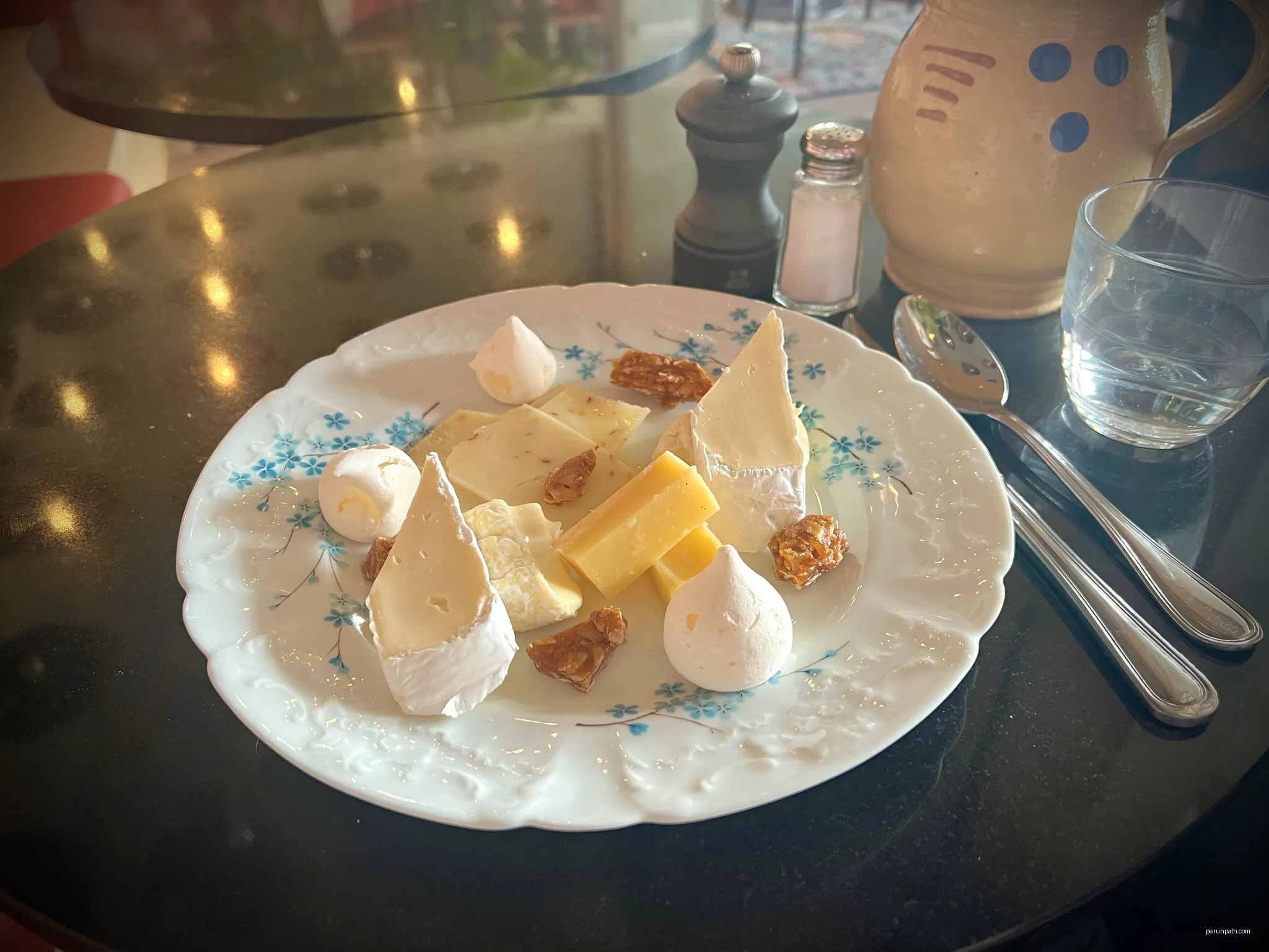 Assortiment de fromages, Gabie restaurant, Montpellier, France 🇫🇷 | Autor: Sharon Hahn Darlin | Licencja: CC BY 2.0 | Źródło: Wikimedia Commons