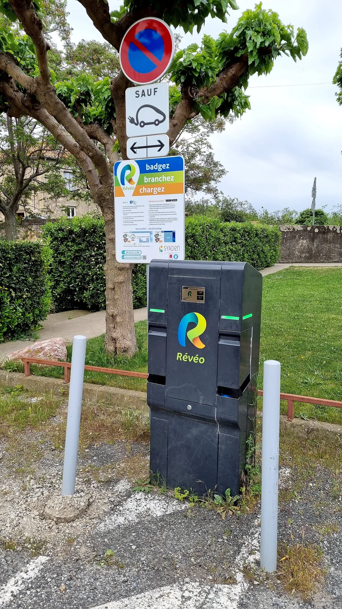 Borne de recharge « Révéo » pour voitures électriques sur la place de l'Europe à Caunes-Minervois (Aude). | Autor: GilPe | Licencja: CC BY-SA 4.0 | Źródło: Wikimedia Commons