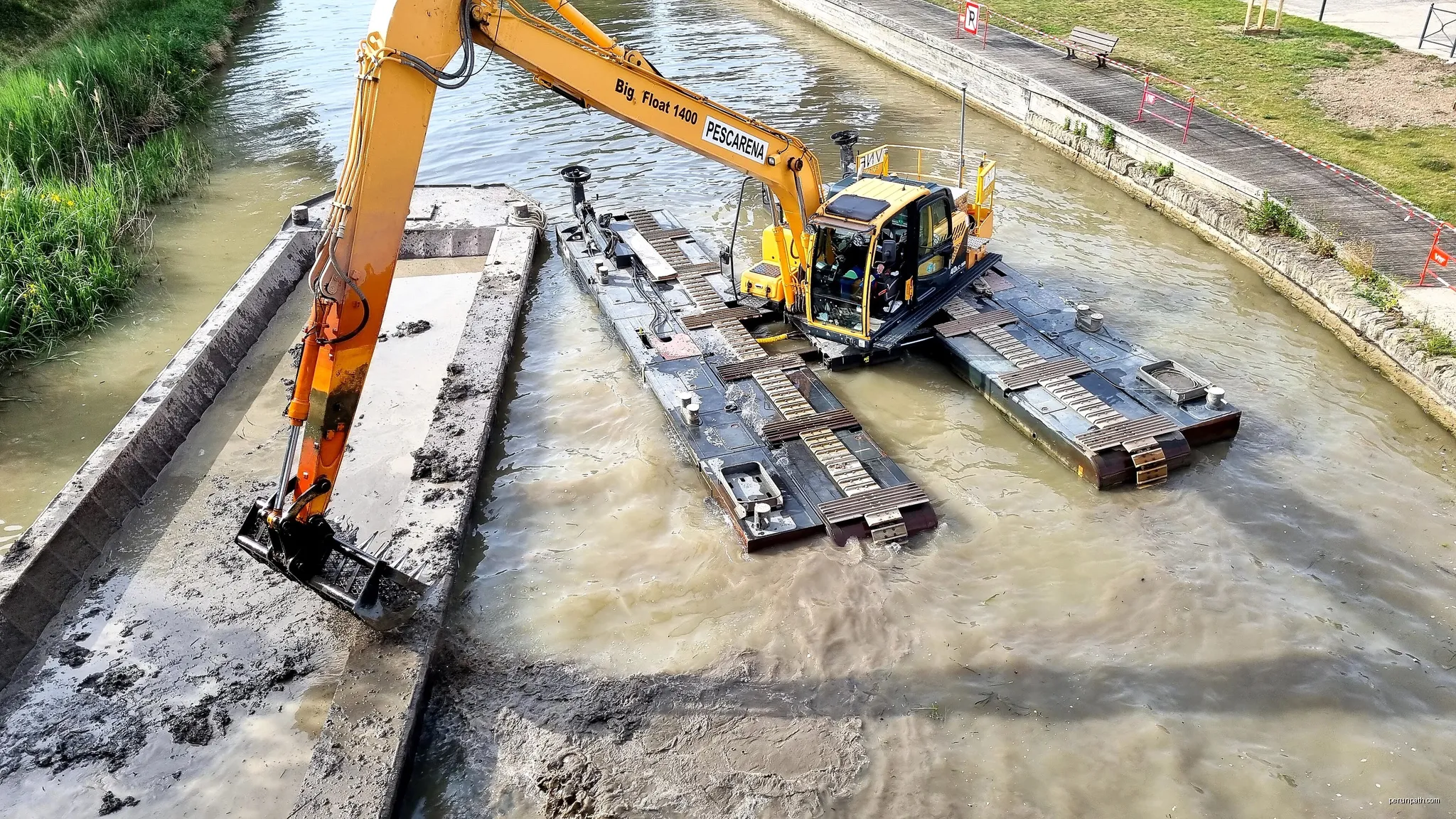 Aude, La Redorte. Opération de dragage dans le Canal du midi. | Autor: GilPe | Licencja: CC BY-SA 4.0 | Źródło: Wikimedia Commons