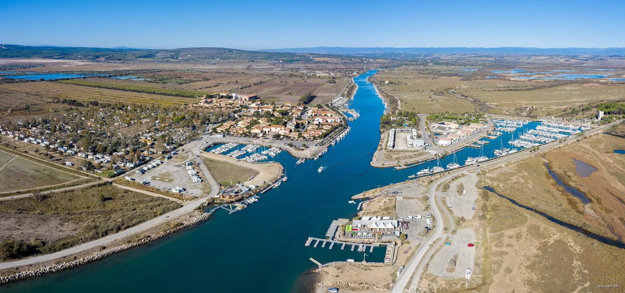 river Aude, Les Cabanes de Fleury, Département Hérault | Autor: Raimond Spekking | Licencja: CC BY-SA 4.0 | Źródło: Wikimedia Commons