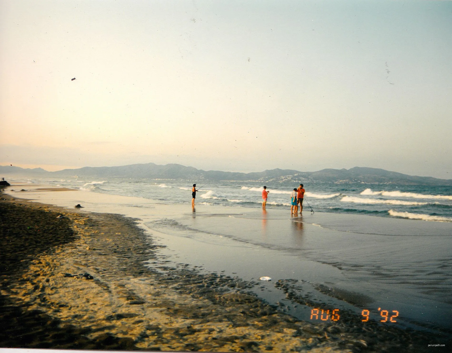 August Emporia Roses Playa  - Mythos Spain Photography 1992 Horizontview cite Roses | Autor: pictures Jettcom | Licencja: CC BY 3.0 | Źródło: Wikimedia Commons