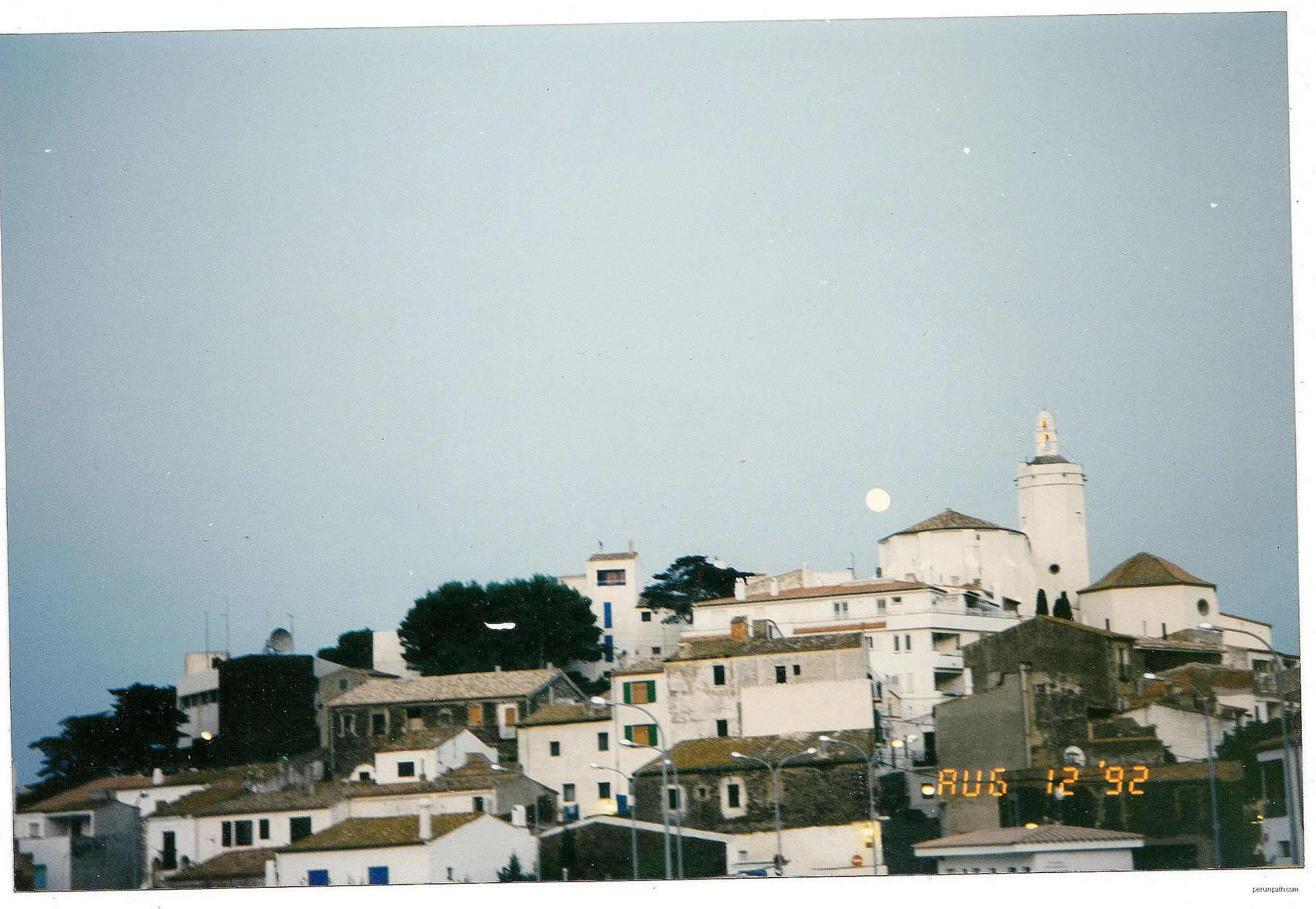 August Hill of  Cadaques   - Mythos Spain Photography 1992 Red Mond Master Salvadore Dali | Autor: pictures Jettcom | Licencja: CC BY 3.0 | Źródło: Wikimedia Commons