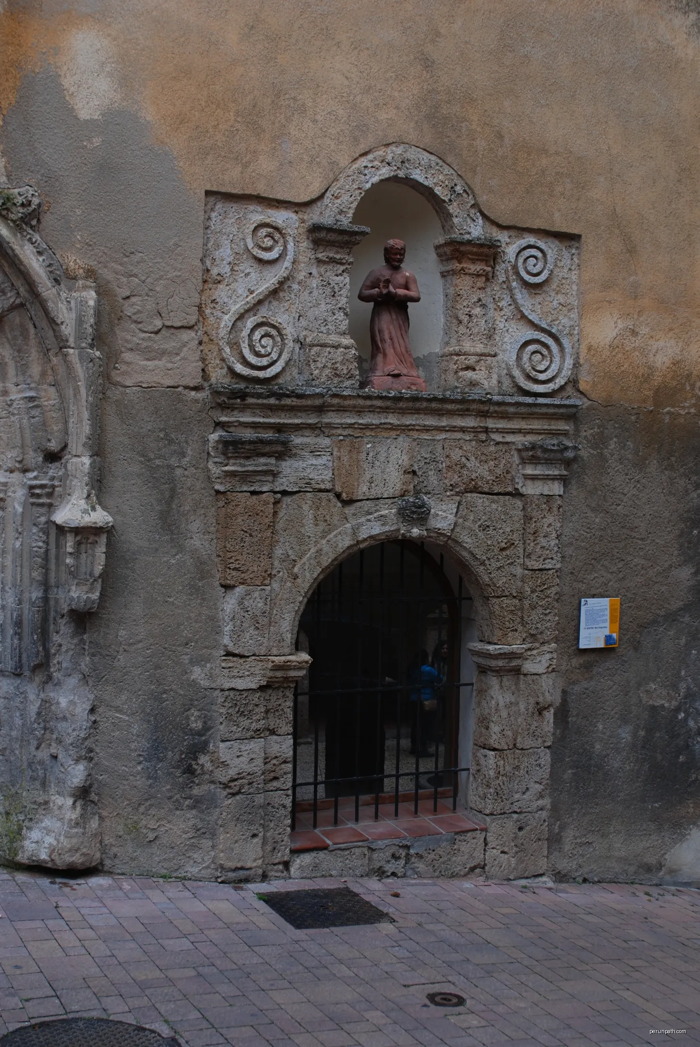 former Augustiner convent, Place de la Cour, Barjols, Provence | Autor: Lantus | Licencja: CC BY-SA 3.0 | Źródło: Wikimedia Commons