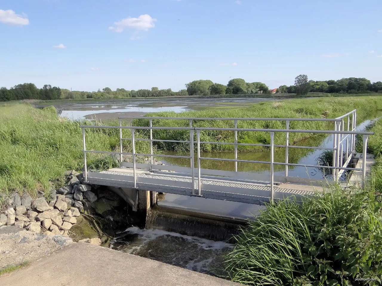 Staustufe vor dem Auslauf des Aue-Oker-Kanals zum Rückstau in die Wiesen. Vogelschutzgebiet des NABU. | Autor: Okernick | Licencja: CC BY-SA 3.0 | Źródło: Wikimedia Commons