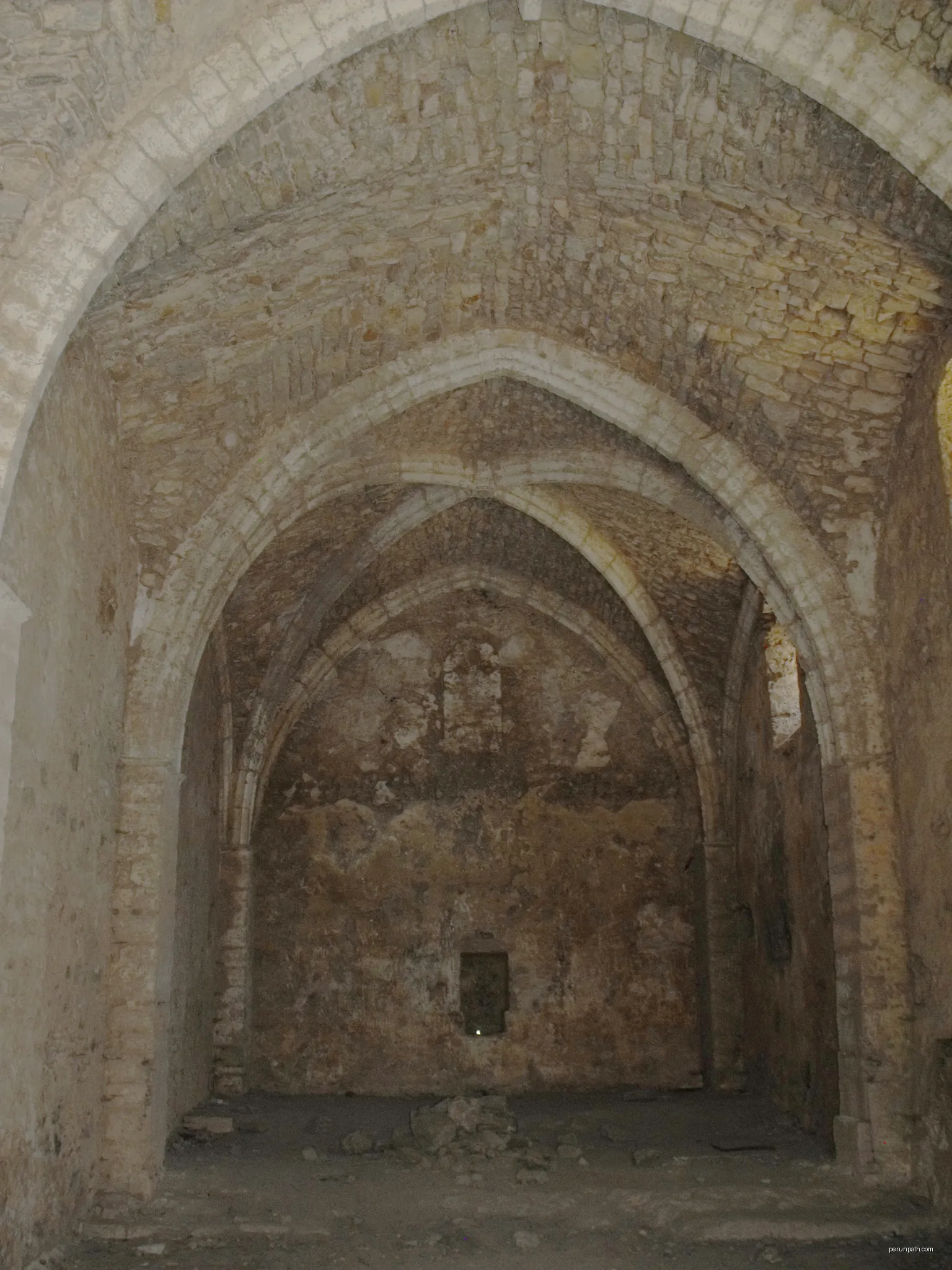 Intérieur de la chapelle Saint-Sauveur du château d'Aumelas, Aumelas, Hérault, France | Autor: Sacamol | Licencja: CC BY-SA 4.0 | Źródło: Wikimedia Commons