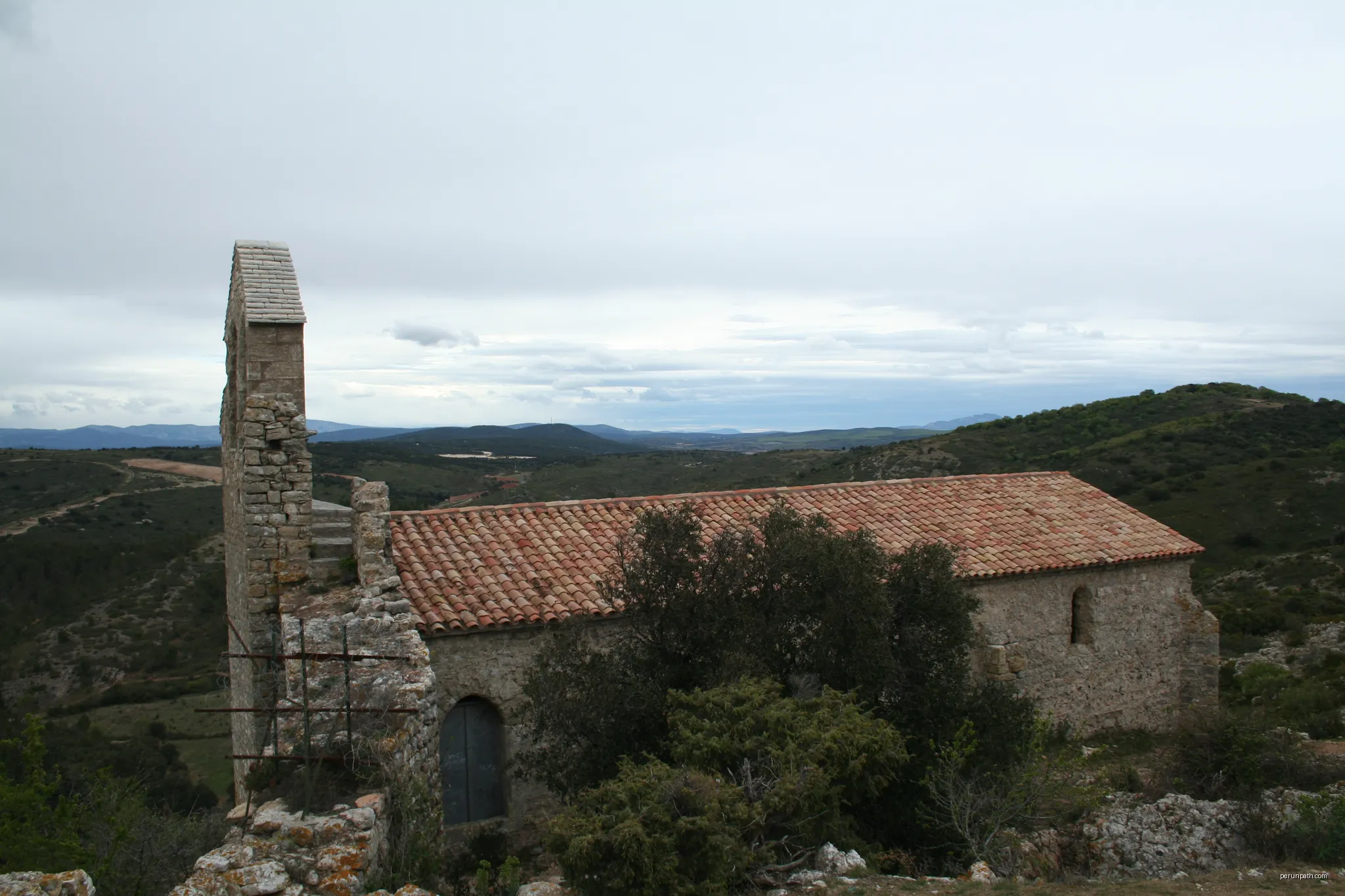 Aumelas (Hérault) - chapelle castrale Saint-Sauveur. | Autor: Fagairolles 34 | Licencja: CC BY-SA 4.0 | Źródło: Wikimedia Commons