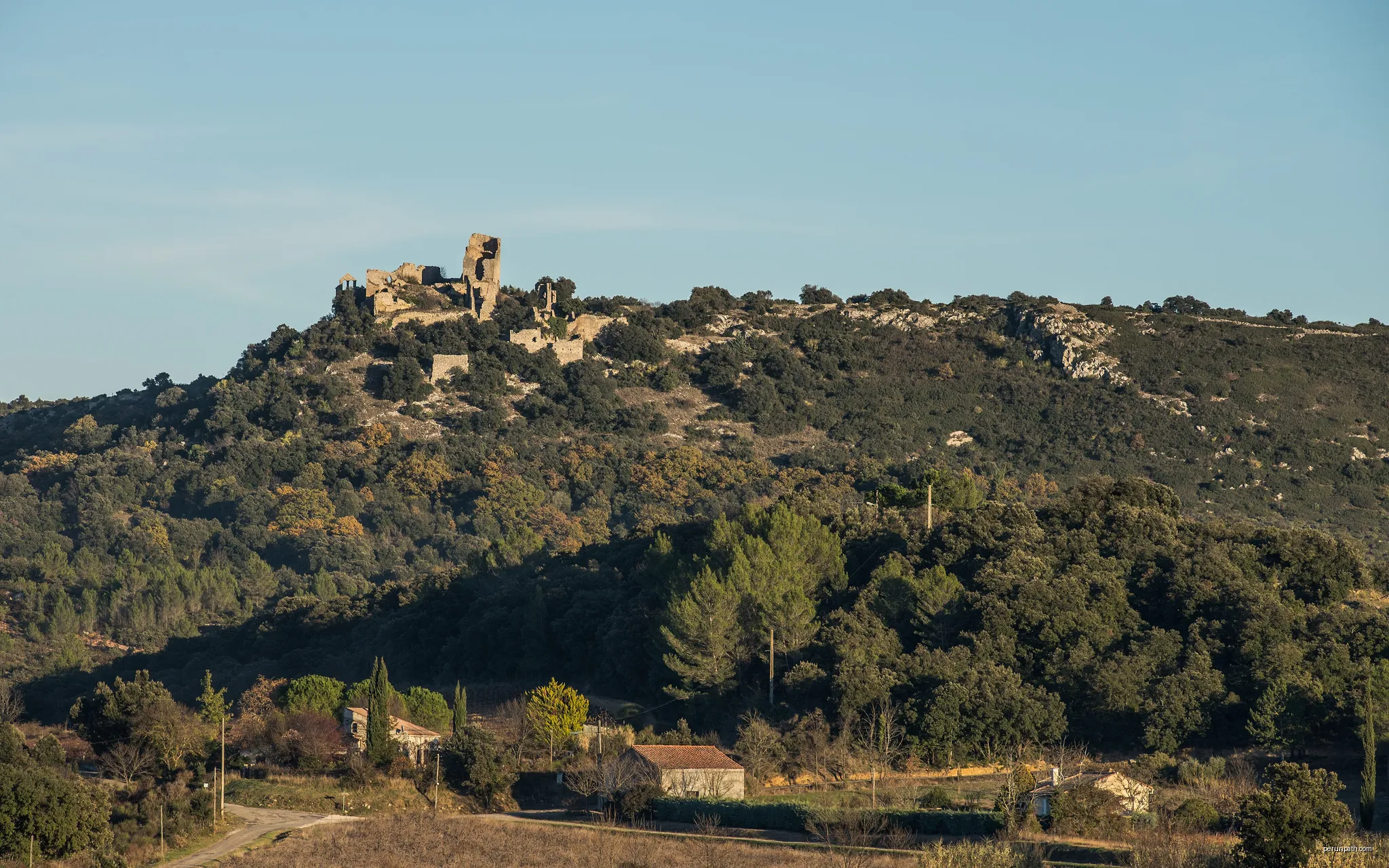 Castle of Aumelas, general view from West. Aumelas, Hérault, France. | Autor: Christian Ferrer | Licencja: CC BY-SA 3.0 | Źródło: Wikimedia Commons