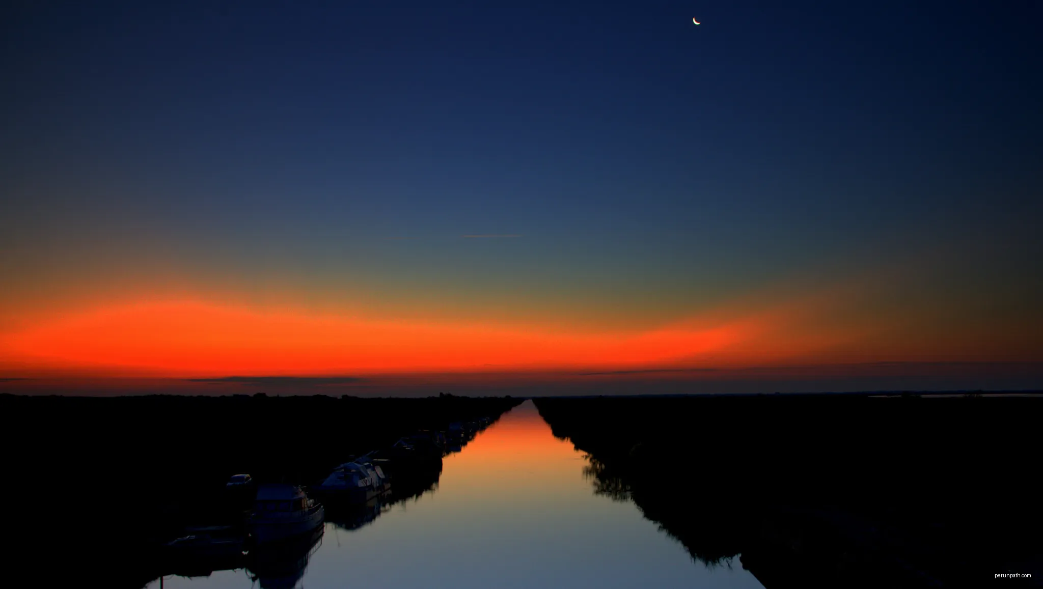500px provided description: Aurore sur le canal du Rhone ? S?te [#light ,#beautiful ,#france ,#black ,#dark ,#rouge ,#couleur s] | Autor: Pierre Alcaraz | Licencja: CC BY 3.0 | Źródło: Wikimedia Commons