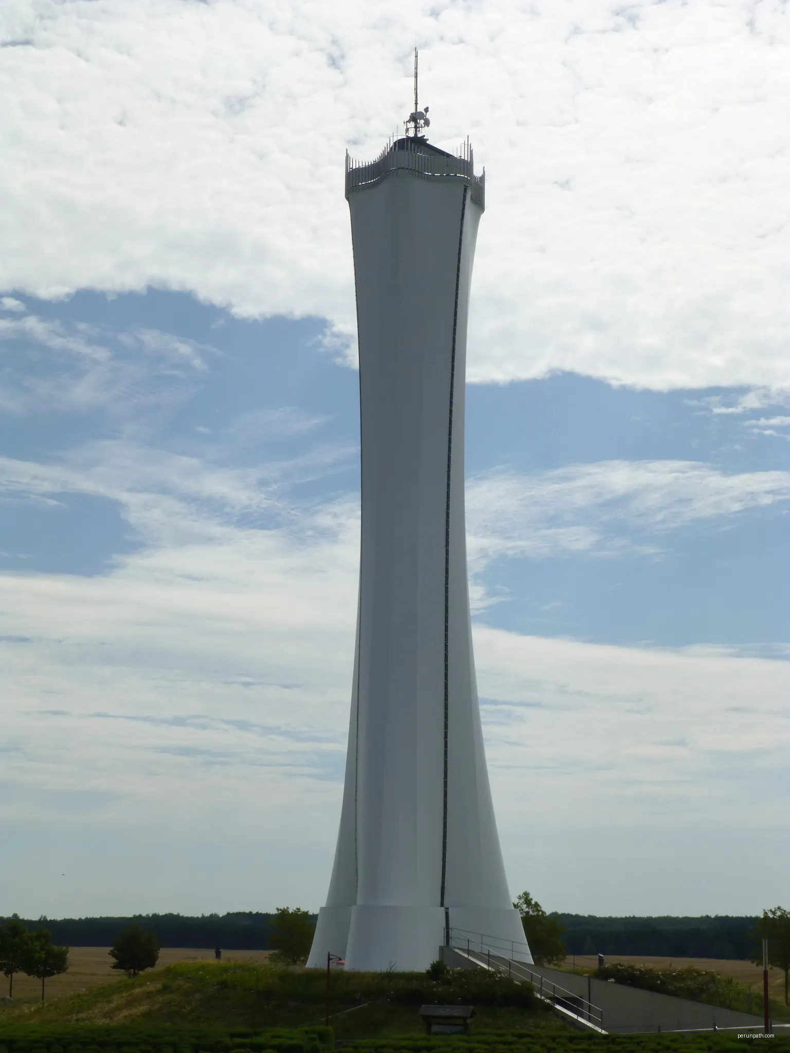 Aussichtsturm Teichland bei Neuendorf nördlich vom Cottbuser Ostsee | Autor: Muck | Licencja: CC BY-SA 4.0 | Źródło: Wikimedia Commons