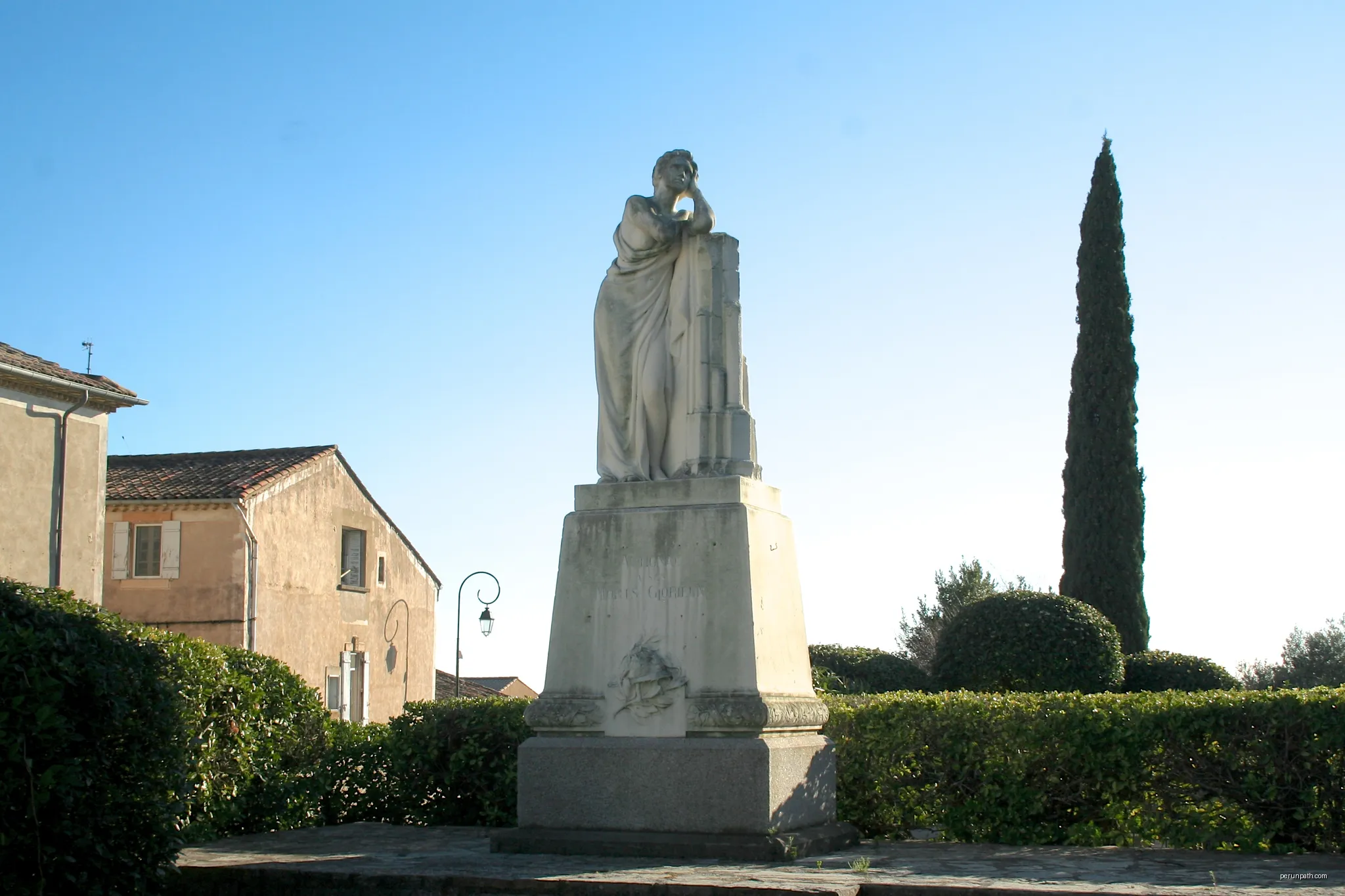 Autignac (Hérault) - monument aux morts. | Autor: Fagairolles 34 | Licencja: CC BY-SA 4.0 | Źródło: Wikimedia Commons