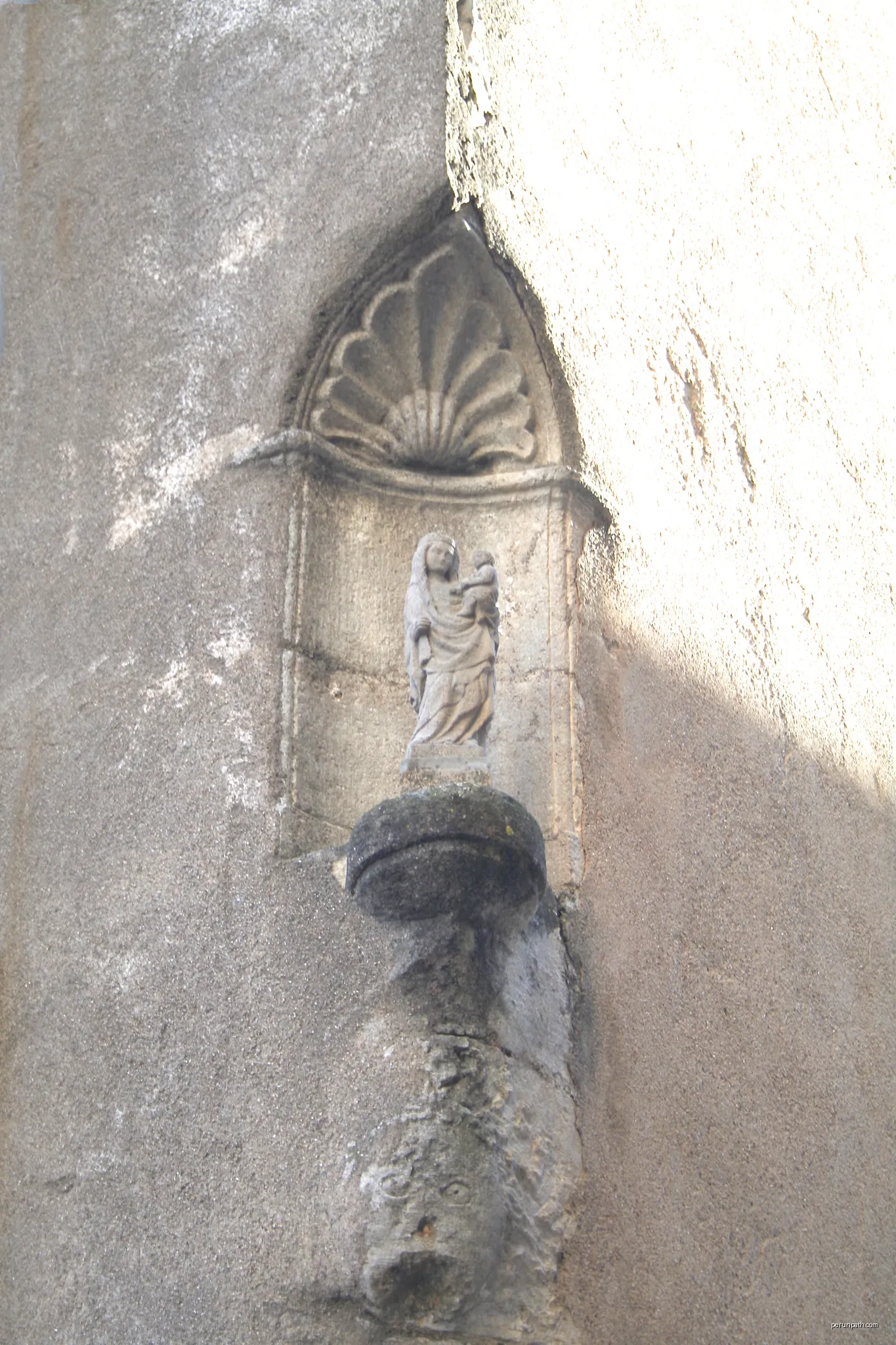 Autignac (Hérault) - vierge dans une niche. | Autor: Fagairolles 34 | Licencja: CC BY-SA 4.0 | Źródło: Wikimedia Commons
